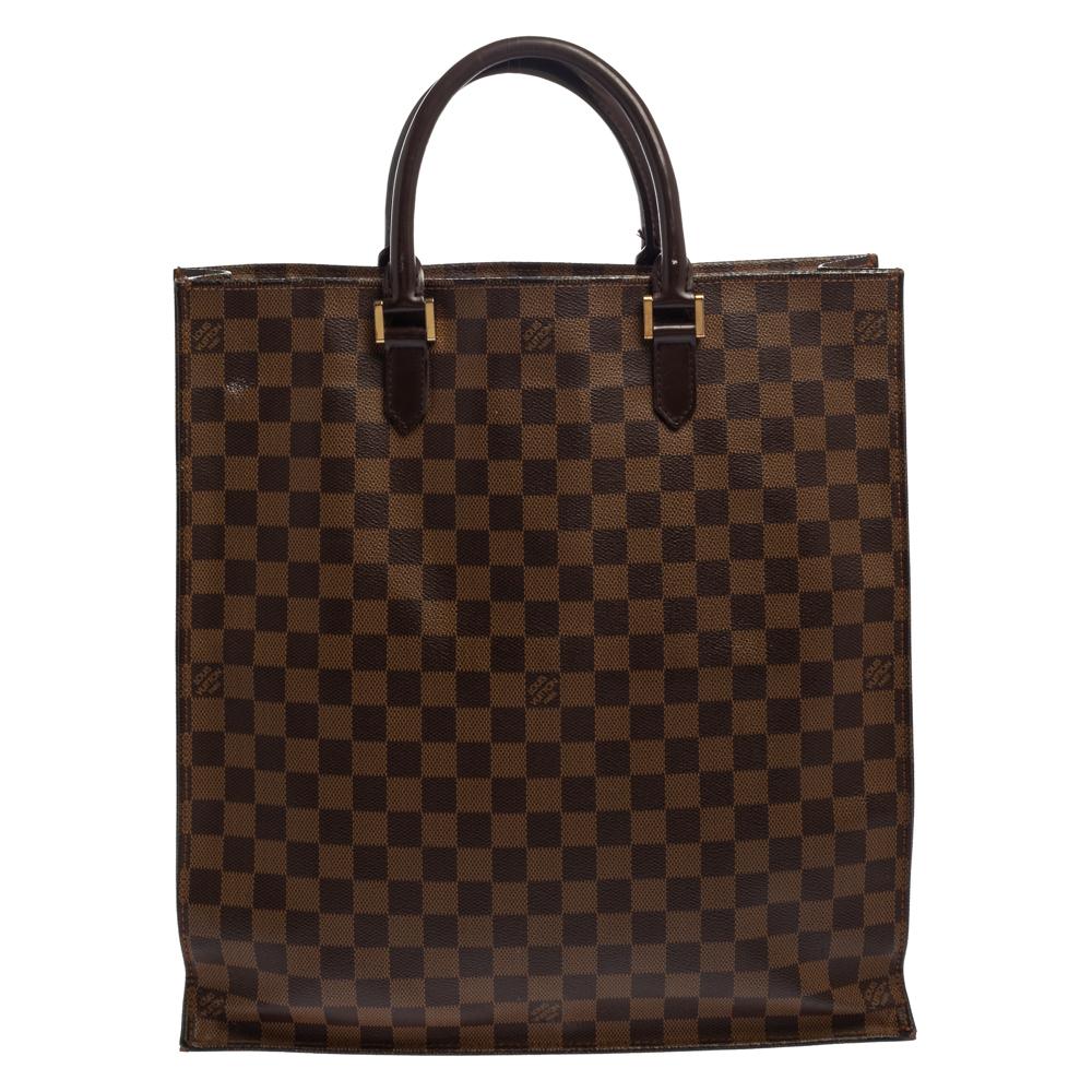 Everyone knows Louis Vuitton is known for making bags that are exquisite and lasting. This Sac Plat is a beauty like all the others. It comes crafted from signature brown-hued Damier Ebene canvas and designed in a structured shape with two handles