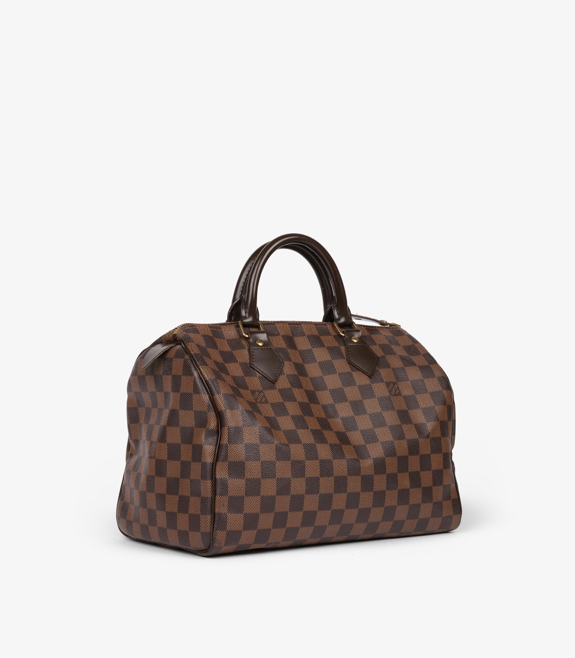 Louis Vuitton Damier Ebene rivestito in tela e pelle di vitello marrone Speedy 30

Dettagli del prodotto
Xupes Ref: CB1562
Marchio: Louis Vuitton
Model No: Speedy 30
Tipo: Tote
Numero di serie: TR3162
Età: 2012
Accompagnato da: Lucchetto
Colore: