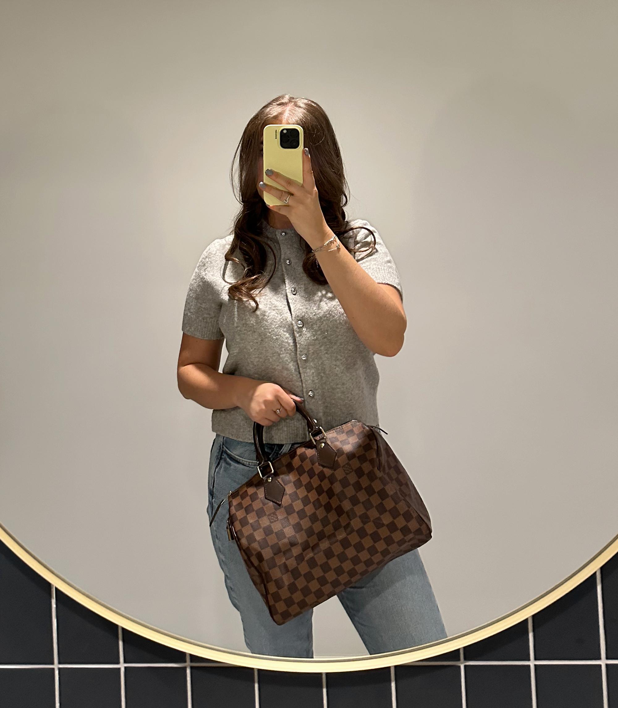 Louis Vuitton Damier Ebene Lienzo Recubierto y Piel de Becerro Marrón Speedy 30

Detalles del producto
Xupes Ref: CB1562
Marca: Louis Vuitton
Model No: Speedy 30
Tipo: Tote
Número de serie: TR3162
Edad: 2012
Acompañado de: Candado
Color: