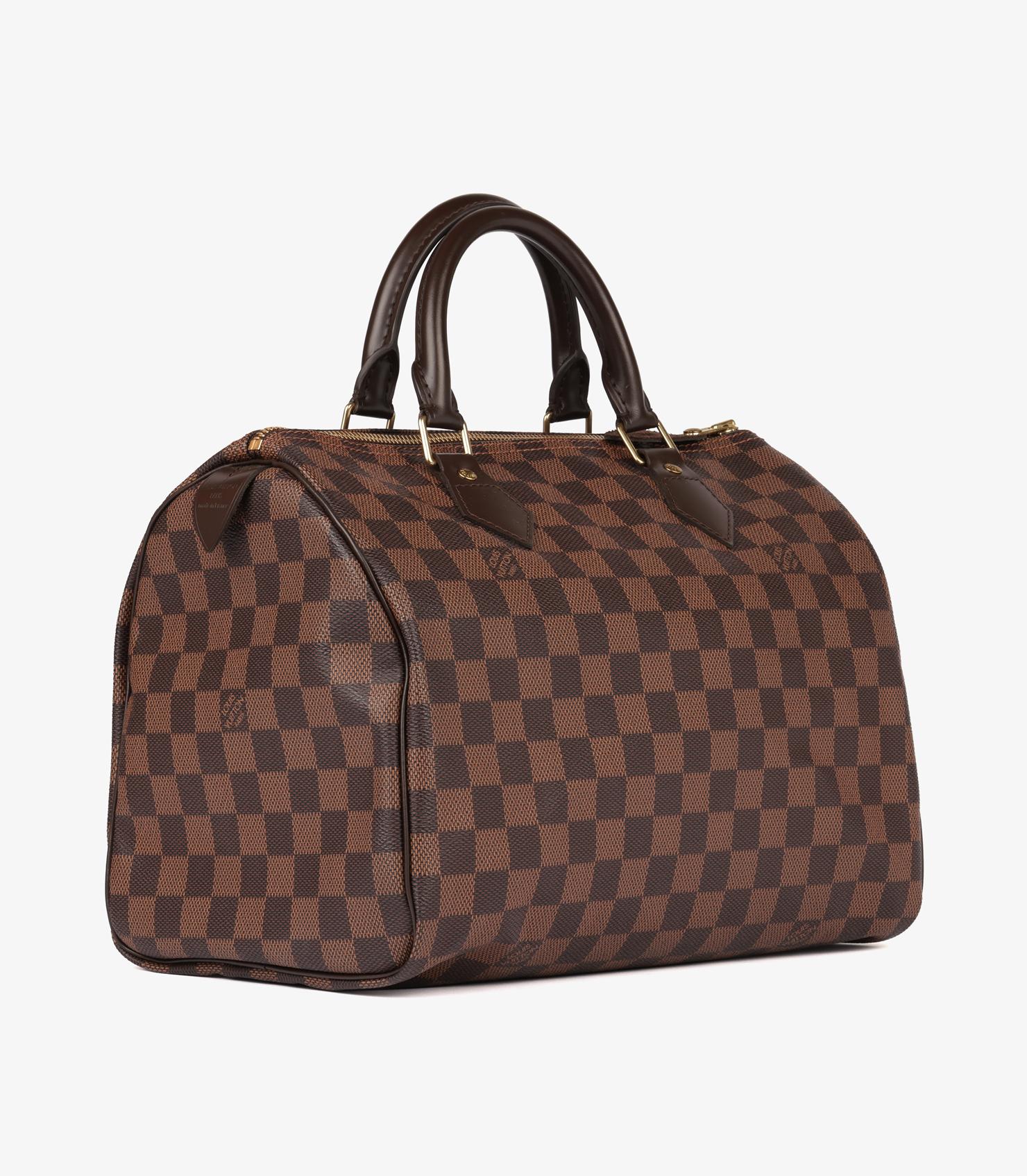Louis Vuitton Damier Ebene Coated Canvas & Brown Calfskin Leather Speedy 30

Détails du produit
Xupes Ref : CB1588
Marque : Louis Vuitton
Modèle : Speedy 30
Type : Fourre-tout
Numéro de série : SP4069
Âge : 2009
Accompagné de : Cadenas, Clés
Couleur