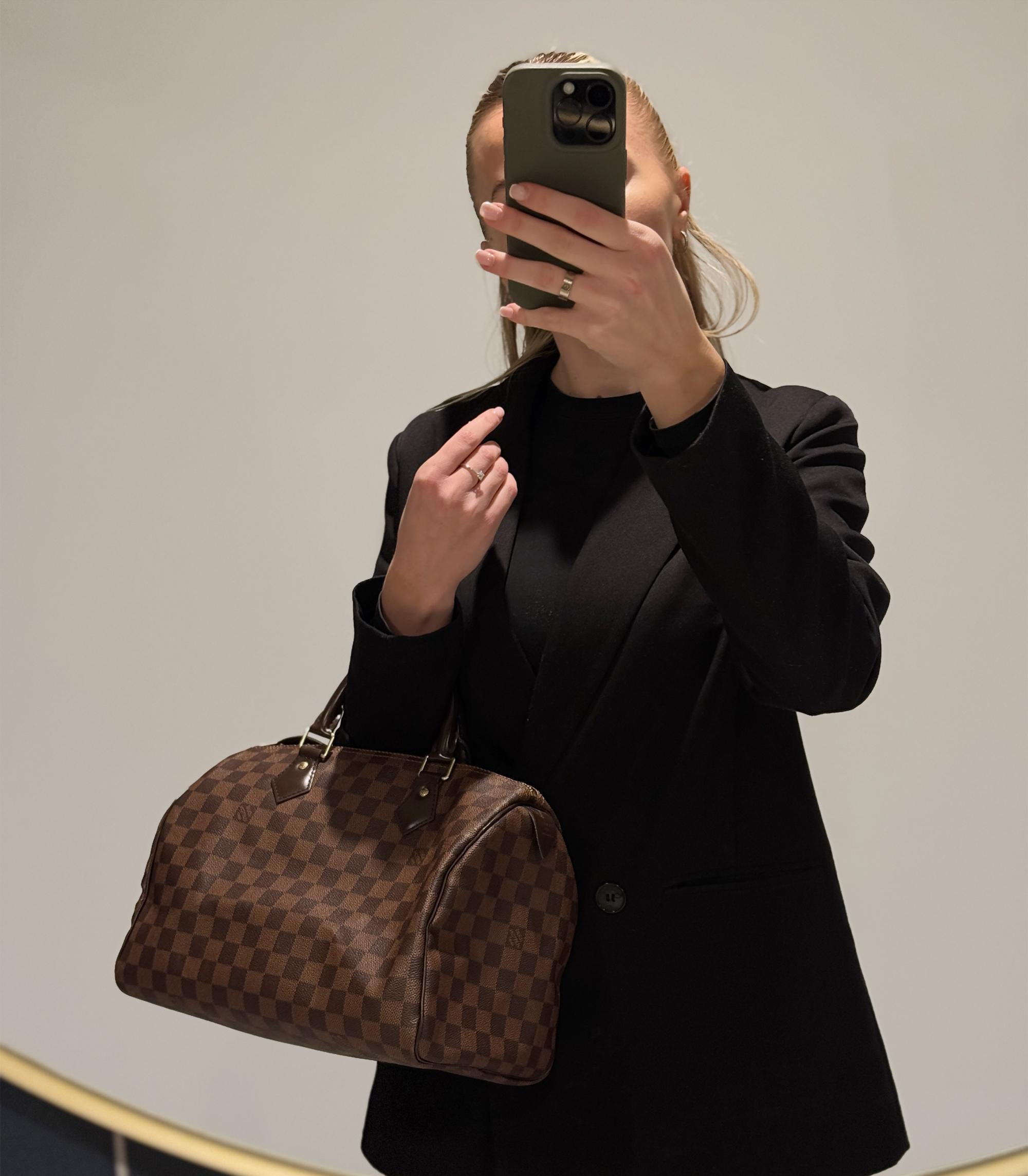 Louis Vuitton Damier Ebene Lienzo Recubierto y Piel de Becerro Marrón Speedy 30cm

Detalles del producto
Xupes Ref: CB1436
Marca: Louis Vuitton
Model No: Speedy 30
Tipo: Tote
Número de serie: AA2148
Edad: 2018
Acompañado de: Bolsa guardapolvo Louis