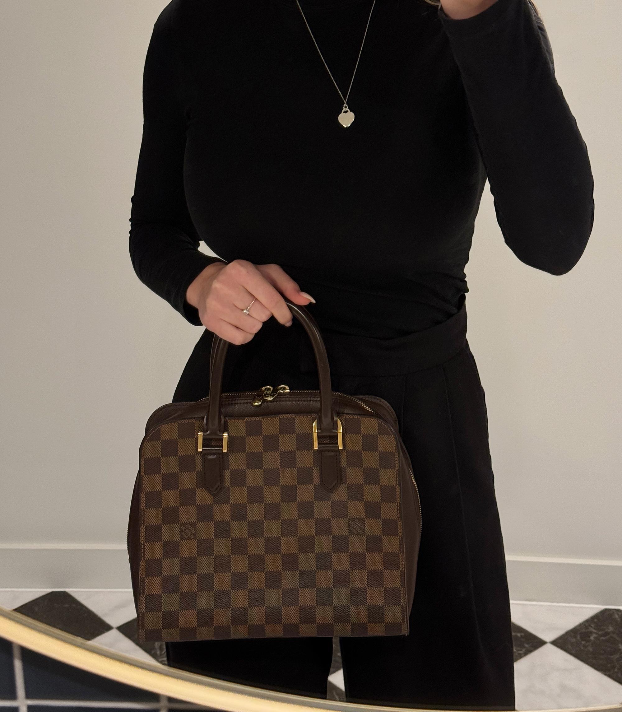 Louis Vuitton Damier Ebene Coates Canvas & Brown Calfskin Leather Vintage Triana

Détails du produit
Xupes Ref : CB1514
Marque : Louis Vuitton
Modèle : Triana
Type : Fourre-tout
Numéro de série : VI0042
Age : 2002
Accompagné de : Sac à poussière