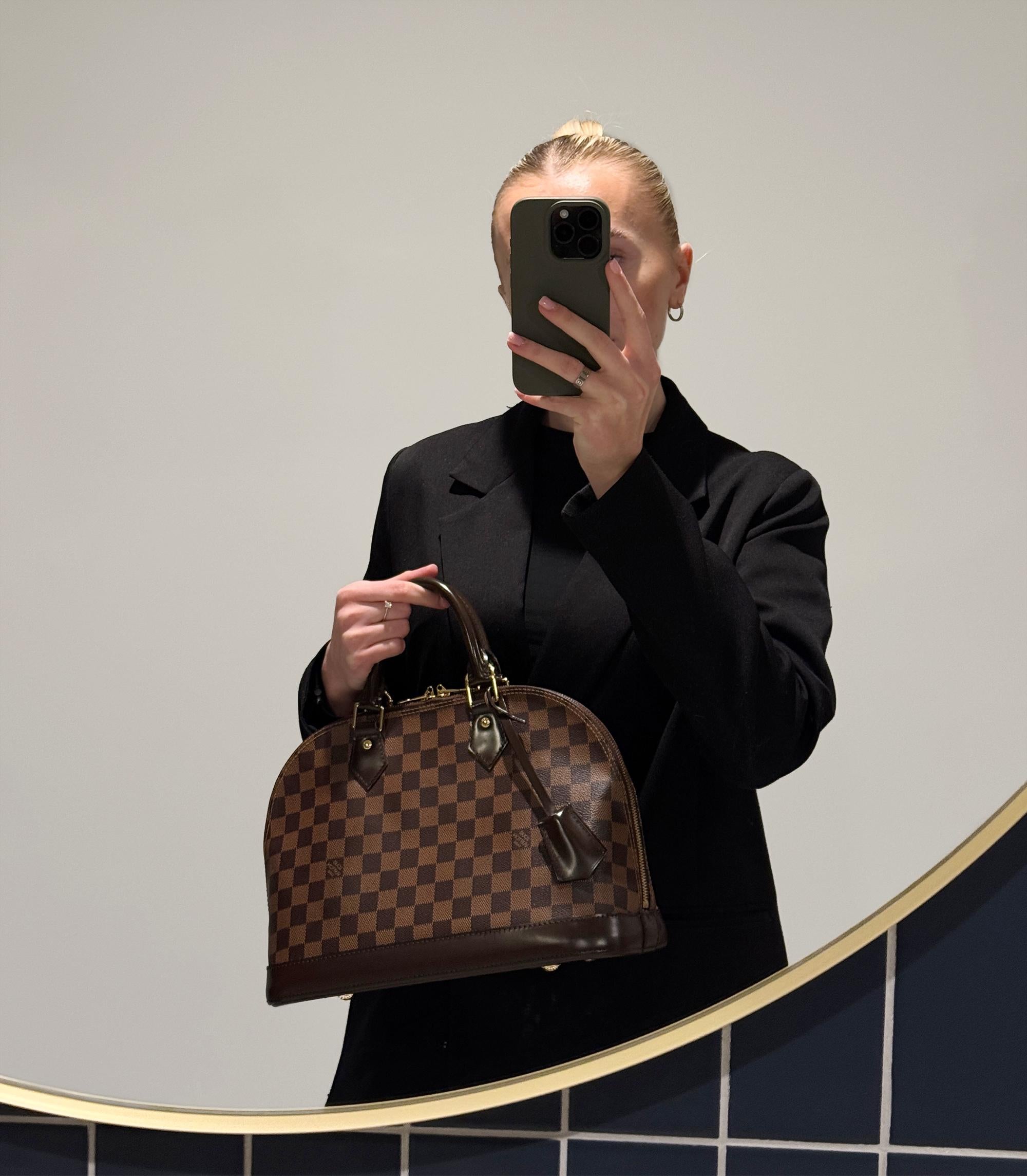 Louis Vuitton Damier Ebene Coated Canvas & Calfskin Leather Alma PM

Product Details
Xupes Ref: CB1431
Brand: Louis Vuitton
Model: Alma PM
Type: Tote
Serial Number: CT3155
Age: 2015
RRP: £1,510
Accompanied By: Louis Vuitton Dust Bag, Bag, Clochette,