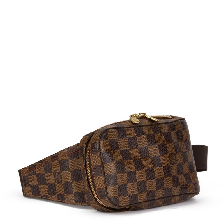 LOUIS VUITTON
Damier Ebene Coated Canvas Geronimos

Xupes Reference: CB648
Serial Number: CA1014
Age (Circa): 2004
Authenticity Details: Date Stamp (Made in Spain)
Gender: Unisex
Type: Crossbody, Belt Bag

Colour: Brown
Hardware: Golden