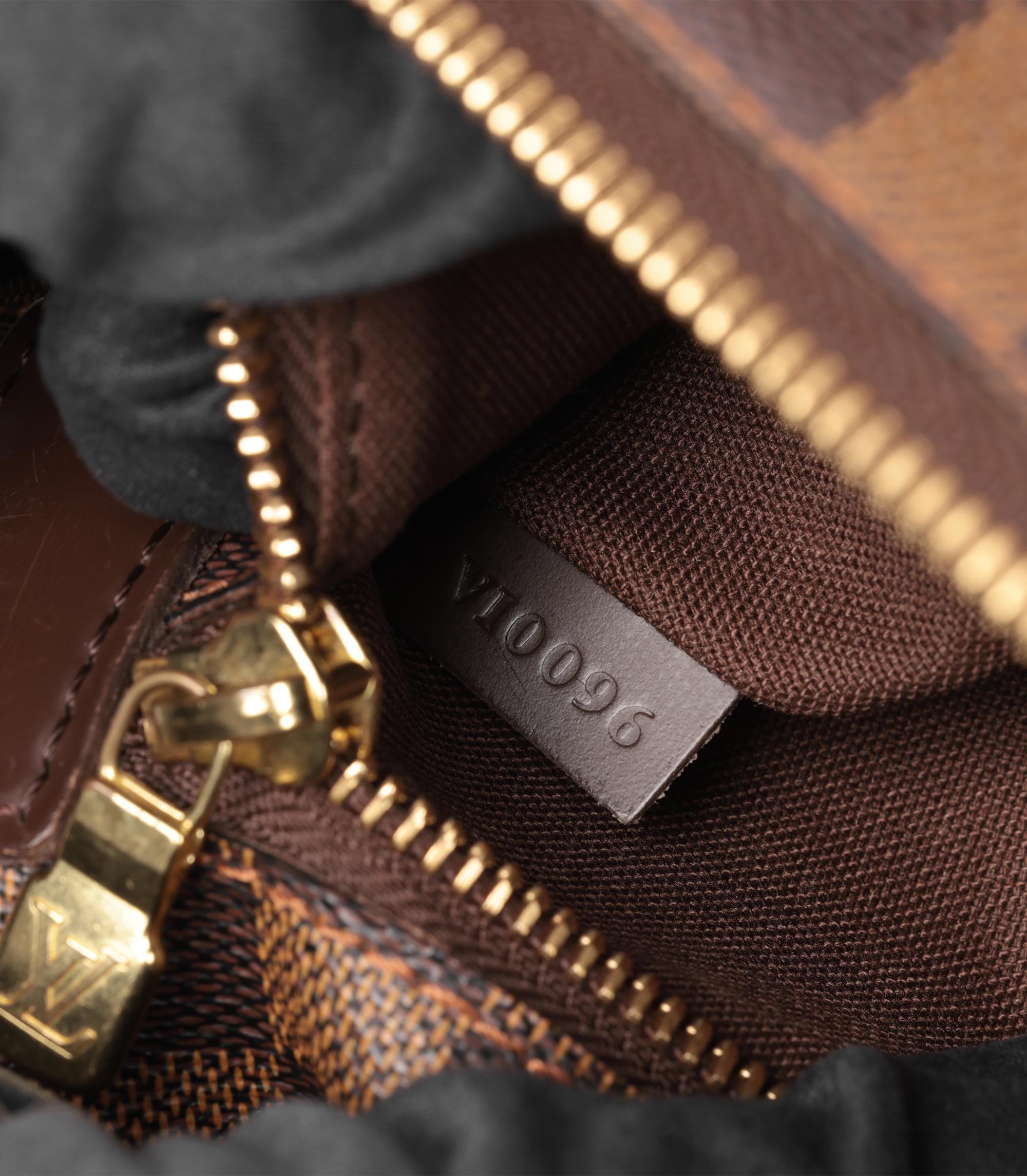 Louis Vuitton Damier Ebene Coated Canvas Melville Gürteltasche im Angebot 5