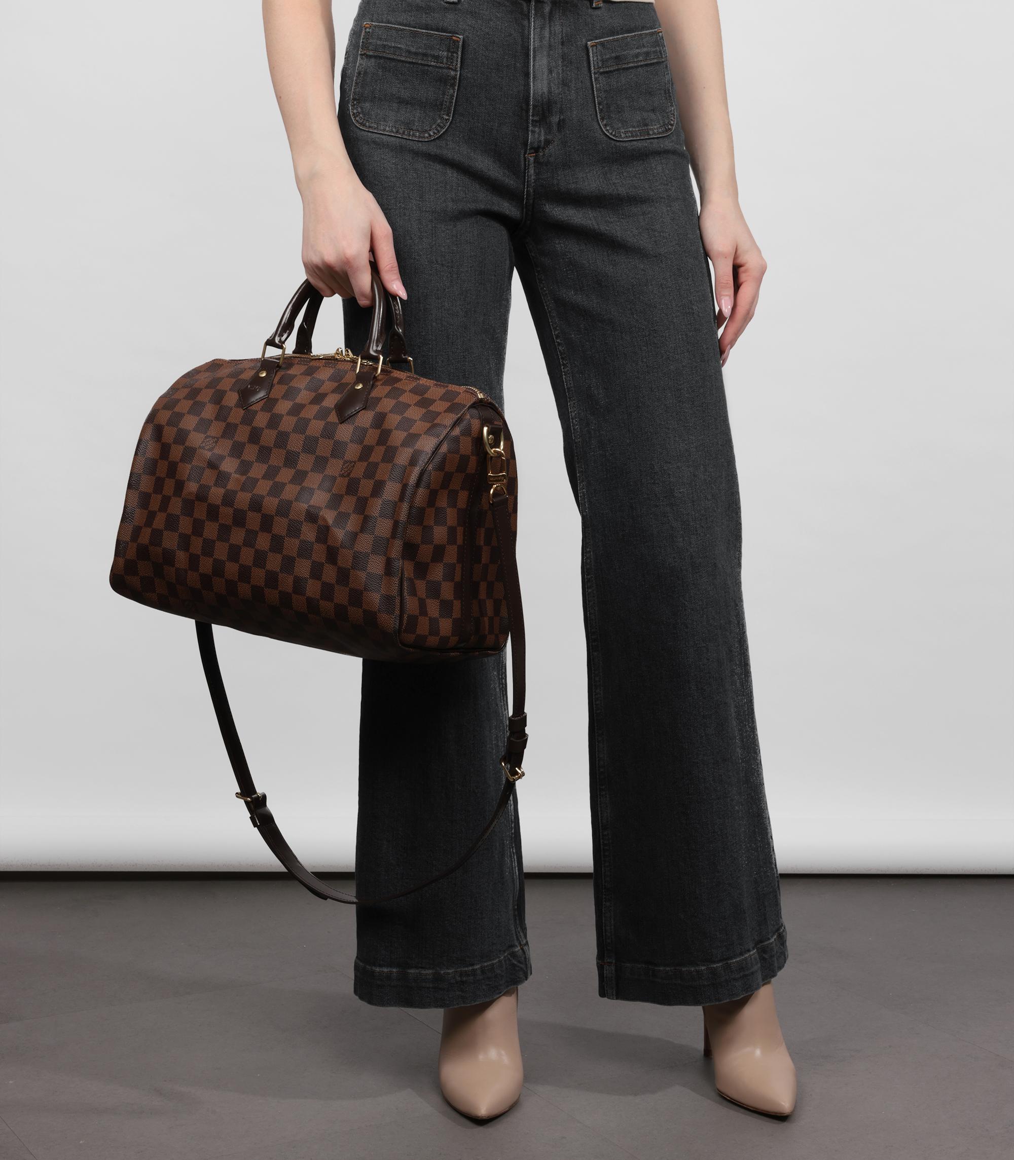 Louis Vuitton Damier Ebene Coated Canvas & Brown Calfskin Leather Speedy 35cm Bandoulière

Brand- Louis Vuitton
Model- Speedy 35cm Bandoulière
Product Type- Crossbody, Shoulder, Tote
Serial Number- CT****
Age- Circa 2016
Accompanied By- Shoulder