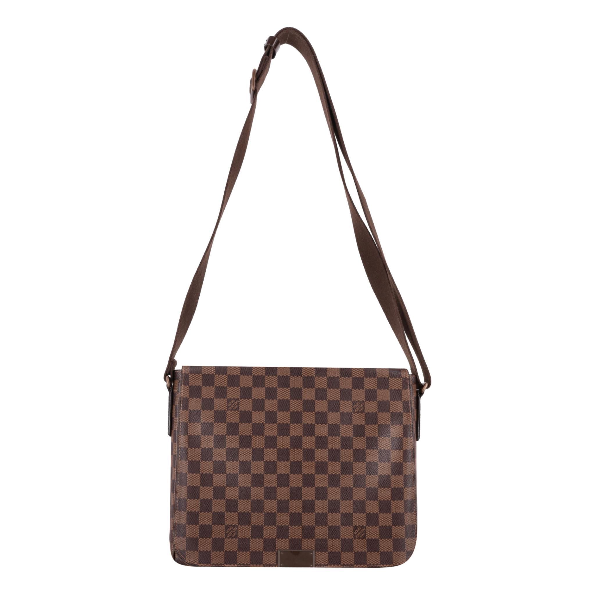 Louis Vuitton Damier Ebene District Messenger Bag

Braune Umhängetasche aus dem für die Marke typischen beschichteten Canvas Damier Ebene.

Mit Reißverschlusstasche auf der Rückseite und Frontklappe, die zu einem geräumigen Innenraum mit