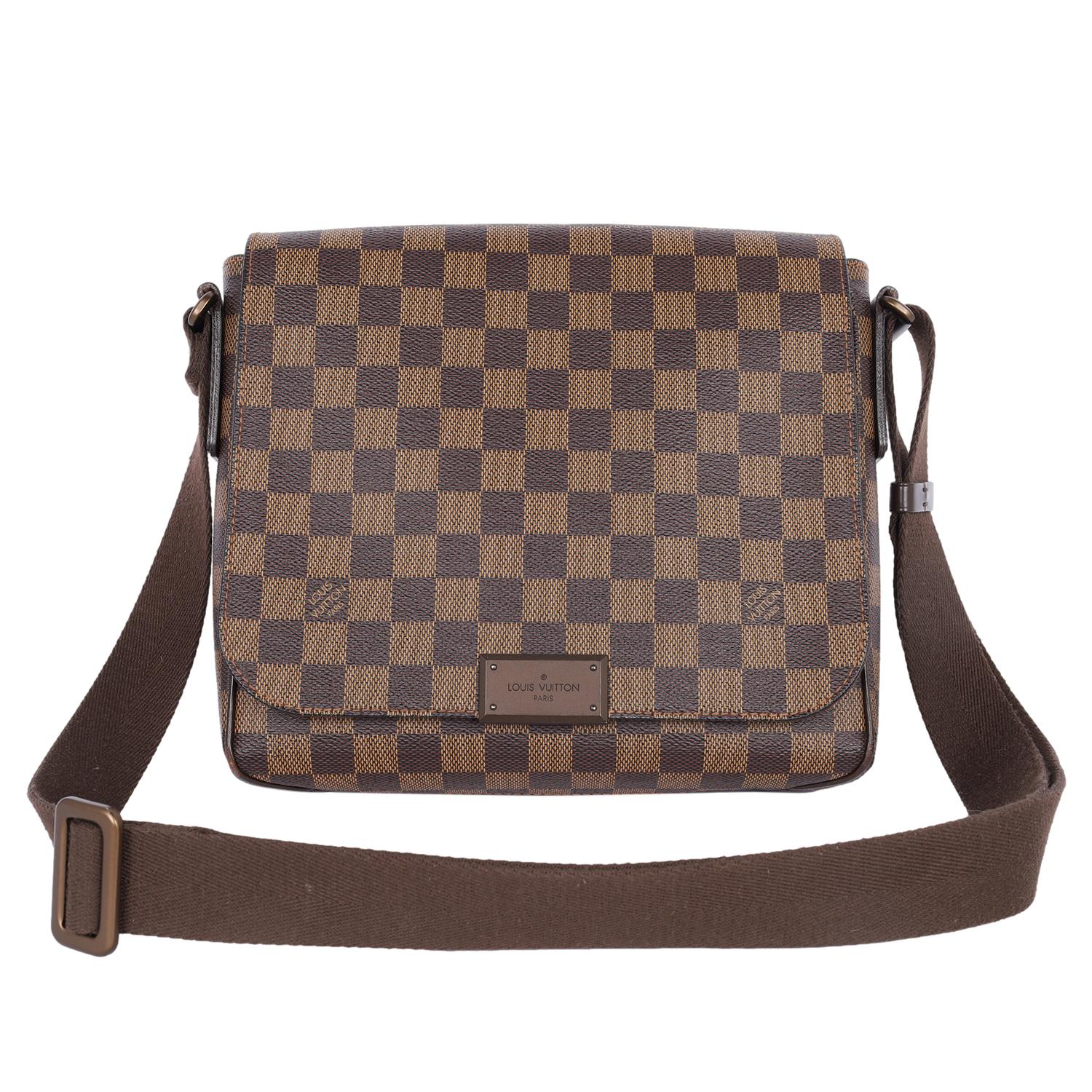 Authentic, pre-owned Louis Vuitton Damier Ebene District messenger bag. Features flap front with magnetic closure, slip pocket under the front flap, large brown textile interior lining with 2 patch pockets, adjustable long crossbody shoulder strap,
