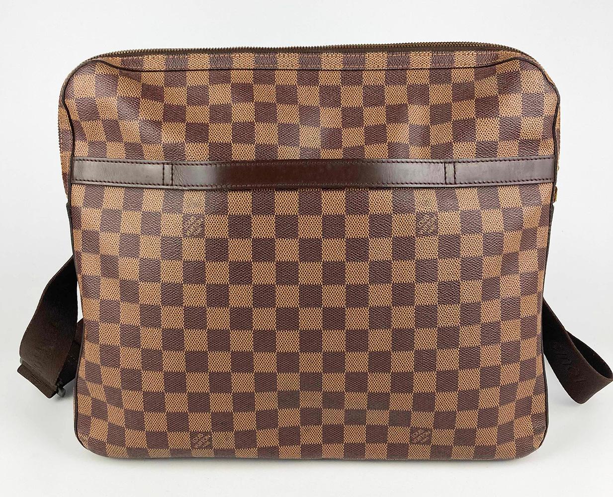 Louis Vuitton Damier Ebene Dorsoduro Messenger Bag in very good condition. Signature checkered print damier eben canvas in brown and dark brown trimmed with gold brass hardware, drak brown leather and a dark brown nylon shoulder strap. One exterior