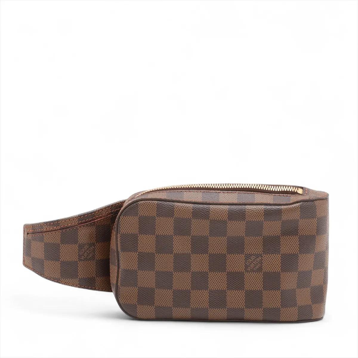 La Louis Vuitton Damier Geronimos è una borsa elegante e raffinata che rappresenta il perfetto connubio tra moda e funzionalità. Realizzata con l'iconica tela Damier, nota per il suo classico motivo a scacchi, la borsa emana un'eleganza e un lusso