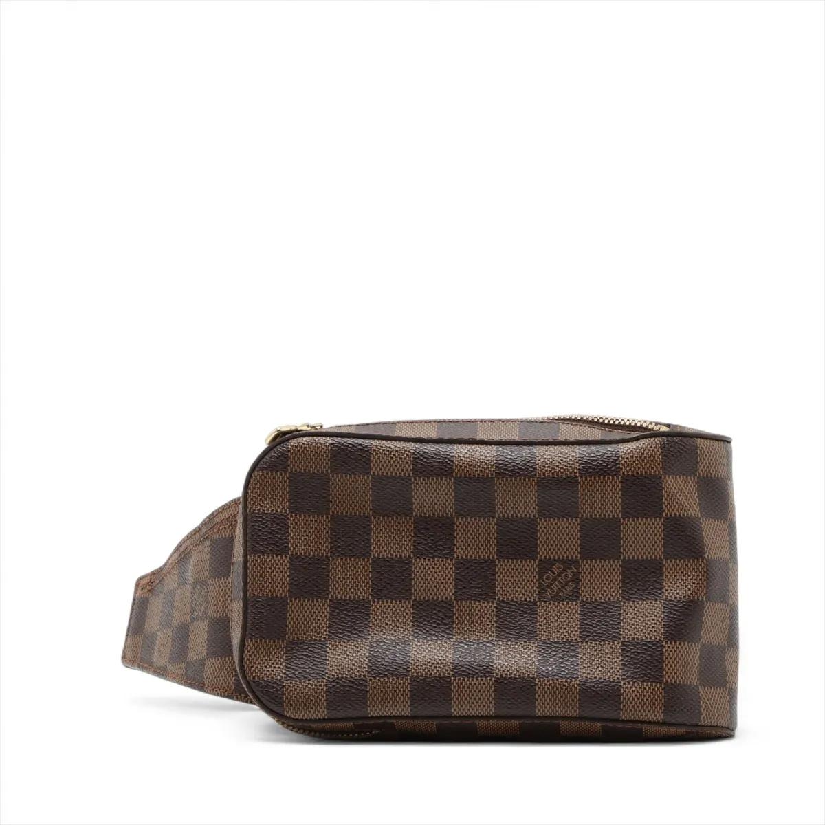 La Louis Vuitton Damier Ebene Geronimos è una borsa elegante e raffinata che rappresenta il perfetto connubio tra moda e funzionalità. Realizzata con l'iconica tela Damier, nota per il suo classico motivo a scacchi, la borsa emana un'eleganza e un