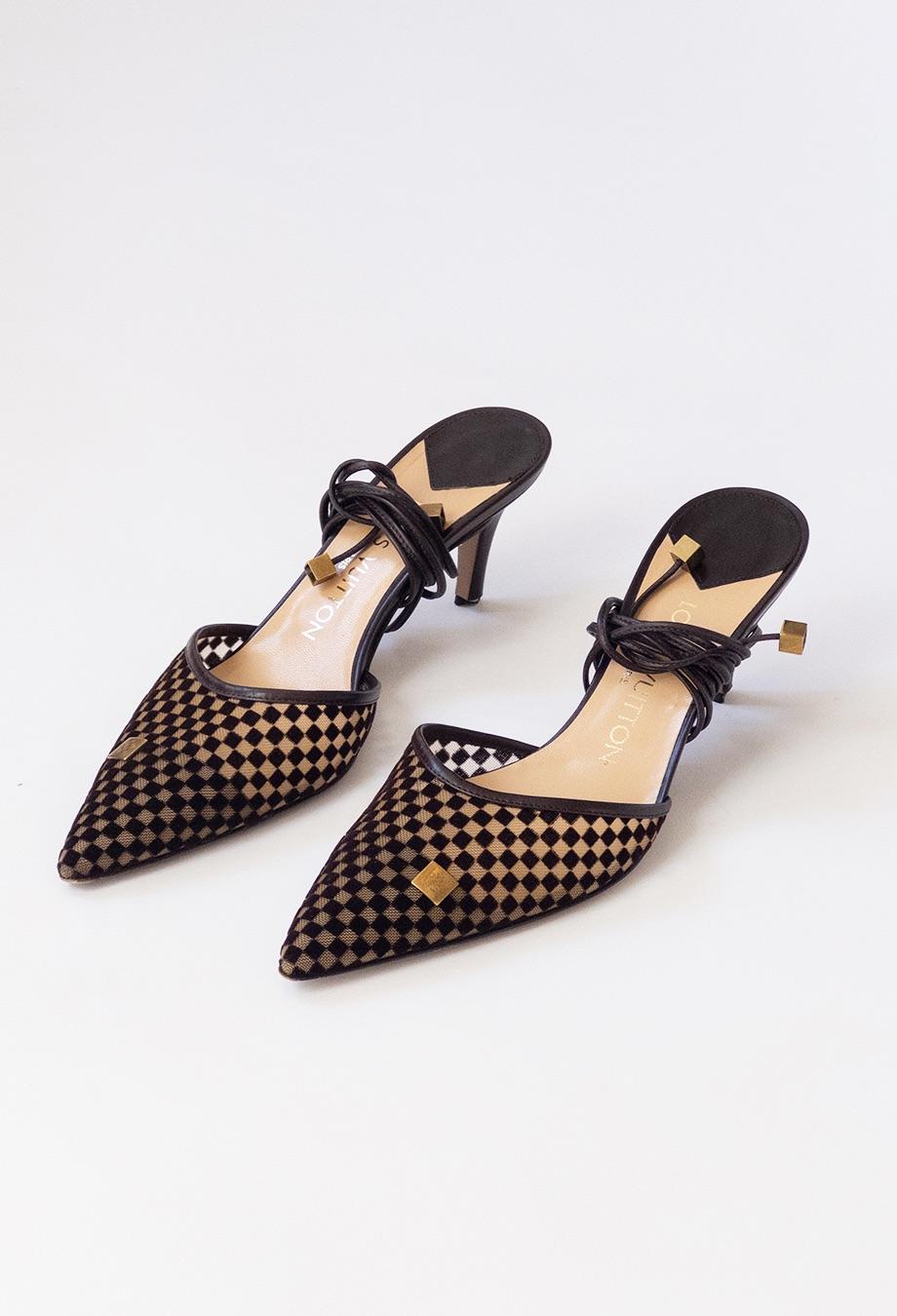 Questi tacchi Damier Ebene di Louis Vuitton sono un esempio squisito dell'intramontabile maestria del marchio. L'inconfondibile motivo a scacchiera è presentato in morbido velluto, con un'elegante silhouette a punta che allunga le gambe. Delicati