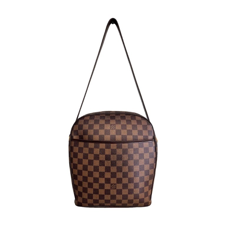 We are offering this Louis Vuitton Ipanema GM shoulder bag. Made in France, this bag was crafted of the house's signature Damier Ebene coated canvas exterior with a fine leather shoulder strap and brass hardware. It features a fontal slip pocket and