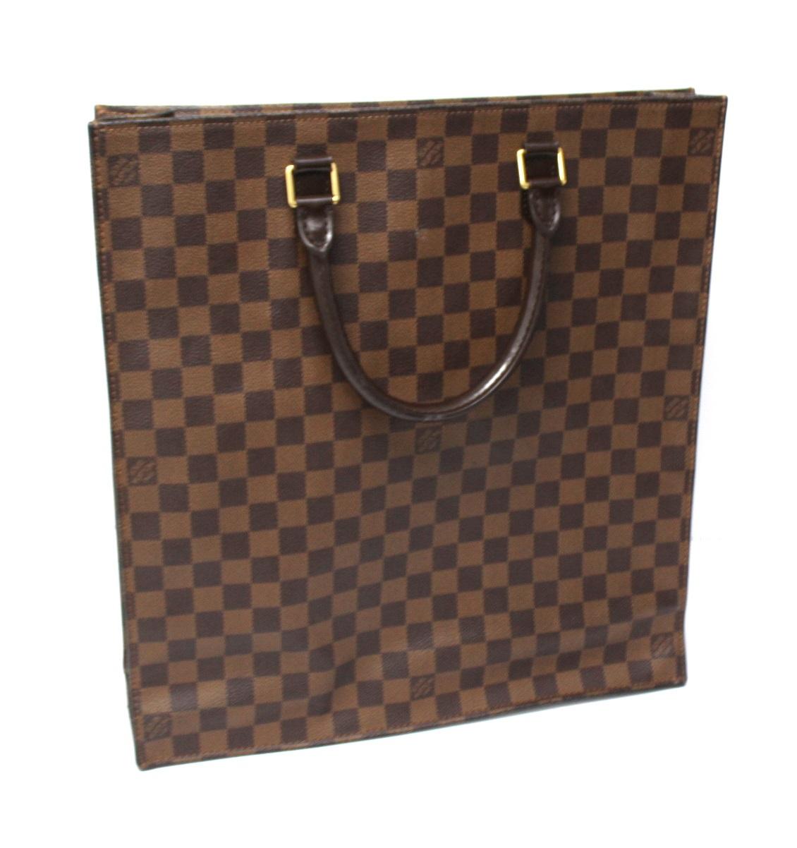 Louis Vuitton bag Sac Plat model made of tel damier ebene with brown leather details.
Equipped with double leather handle to wear it by hand.
Without closure, very capacious inside.Excellent as a day bag or work bag.
The bag is in excellent