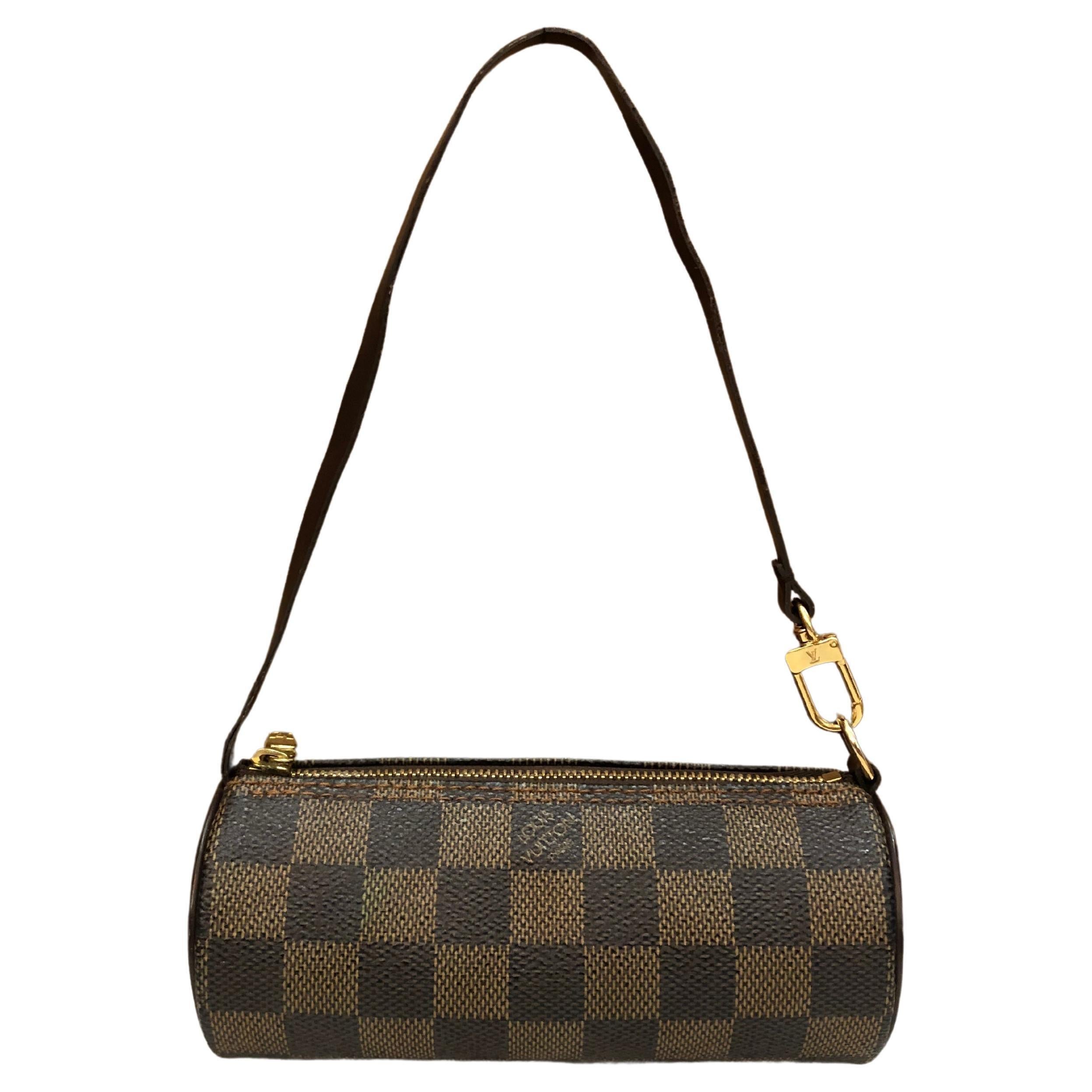 This LOUIS VUITTON mini Papillon pouch is crafted of LV’s Damier Ebene canvas and brown smooth leather. This mini papillon originally came with the mother papillon with datecode stamped on the mother papillon and so this mini papillon pouch does not