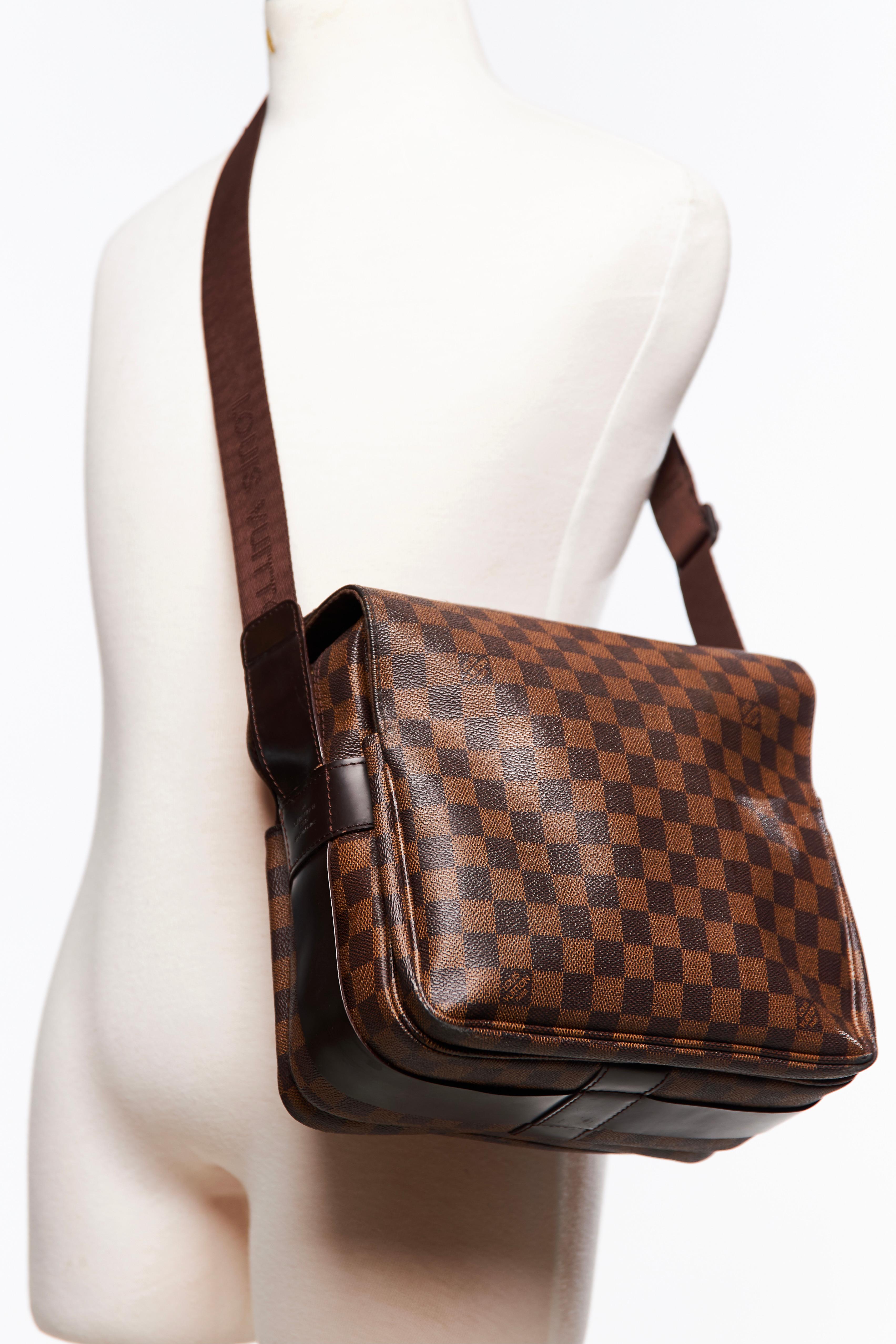 La bandolera Naviglio está confeccionada con lona damier ebene y cuenta con una correa plana para el hombro, una solapa superior con cierre a presión, cierre superior con cremallera y un bolsillo interior.

COLOR: Marrón, damier ebene
MATERIAL: Lona