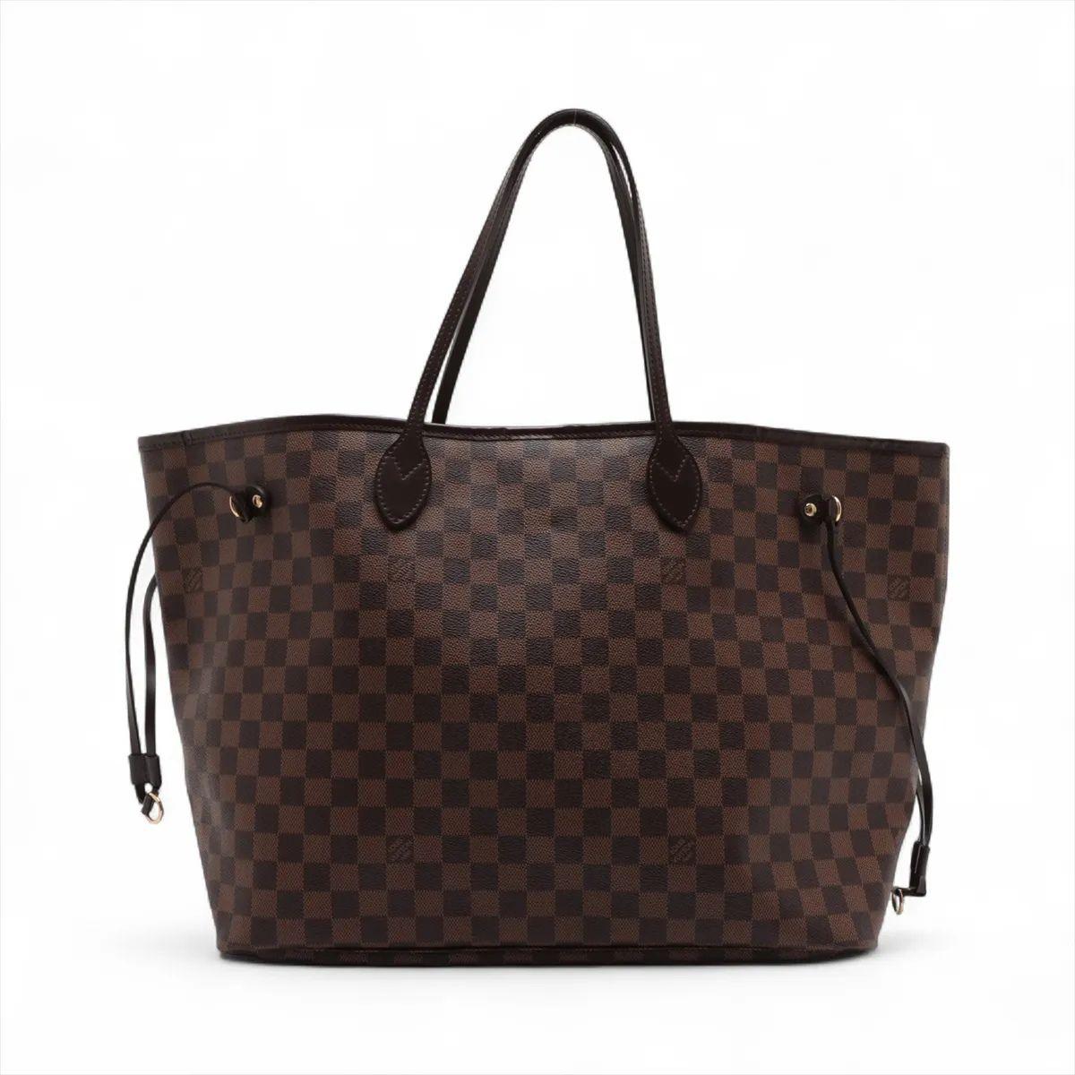 La Louis Vuitton Damier Ebene Neverfull GM è una tote sofisticata e generosa che offre uno stile senza tempo e una pratica funzionalità. Realizzato in resistente tela Damier Ebene con finiture e manici in pelle marrone scuro, il modello grande è