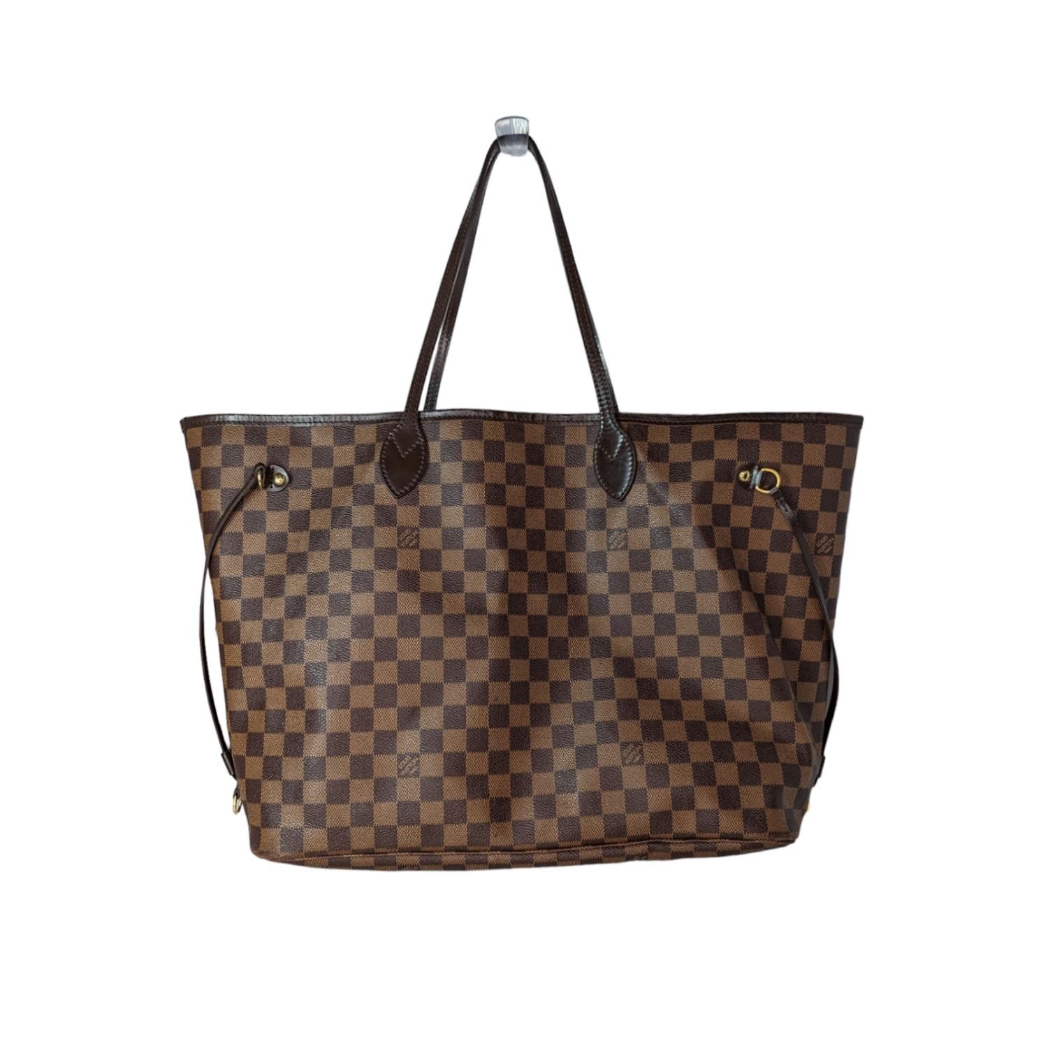 The Neverfull GM tote unites timeless design with heritage details. Made from supple Damier Ebene canvas with natural cowhide trim, it is ultra-roomy but never bulky, with side laces that cinch for a sleek allure or loosen for a more casual look.