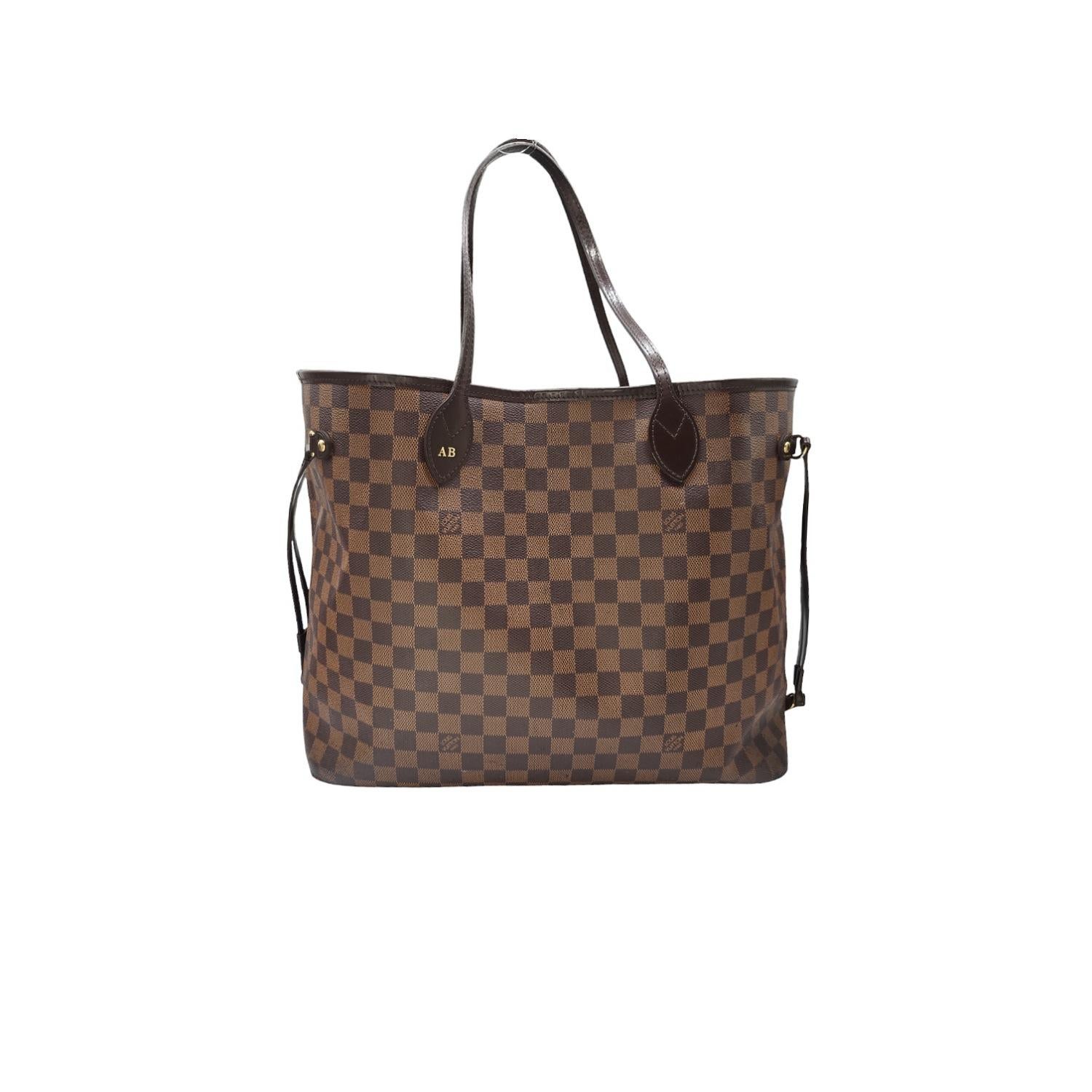 El Neverfull con bolsa GM de Louis Vuitton es un bolso atemporal y versátil, fabricado por expertos en EE.UU. en 2015 a partir de la icónica lona recubierta de Damier Ebene, con lujosos adornos de piel y herrajes dorados. Presenta un interior