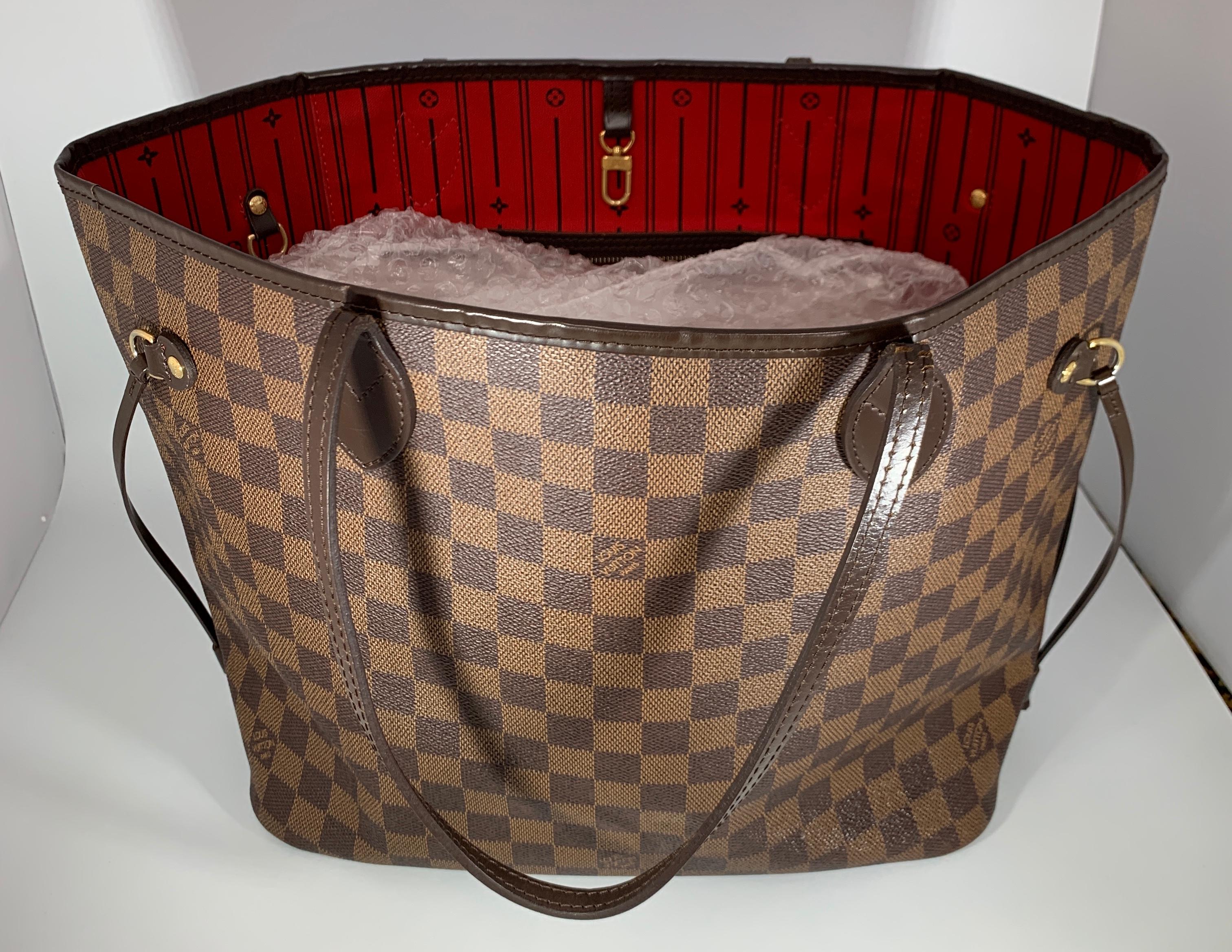 Louis Vuitton Damier Ebene Neverfull MM Shoulder Bag Canvas Purse. 
in very good condition 
no cracking, no peeling , no odor, clean bag
Gently used Louis Vuitton Neverfull MM in Damier Ebene
 Featuring a tonal leather trim 

Two leather shoulder