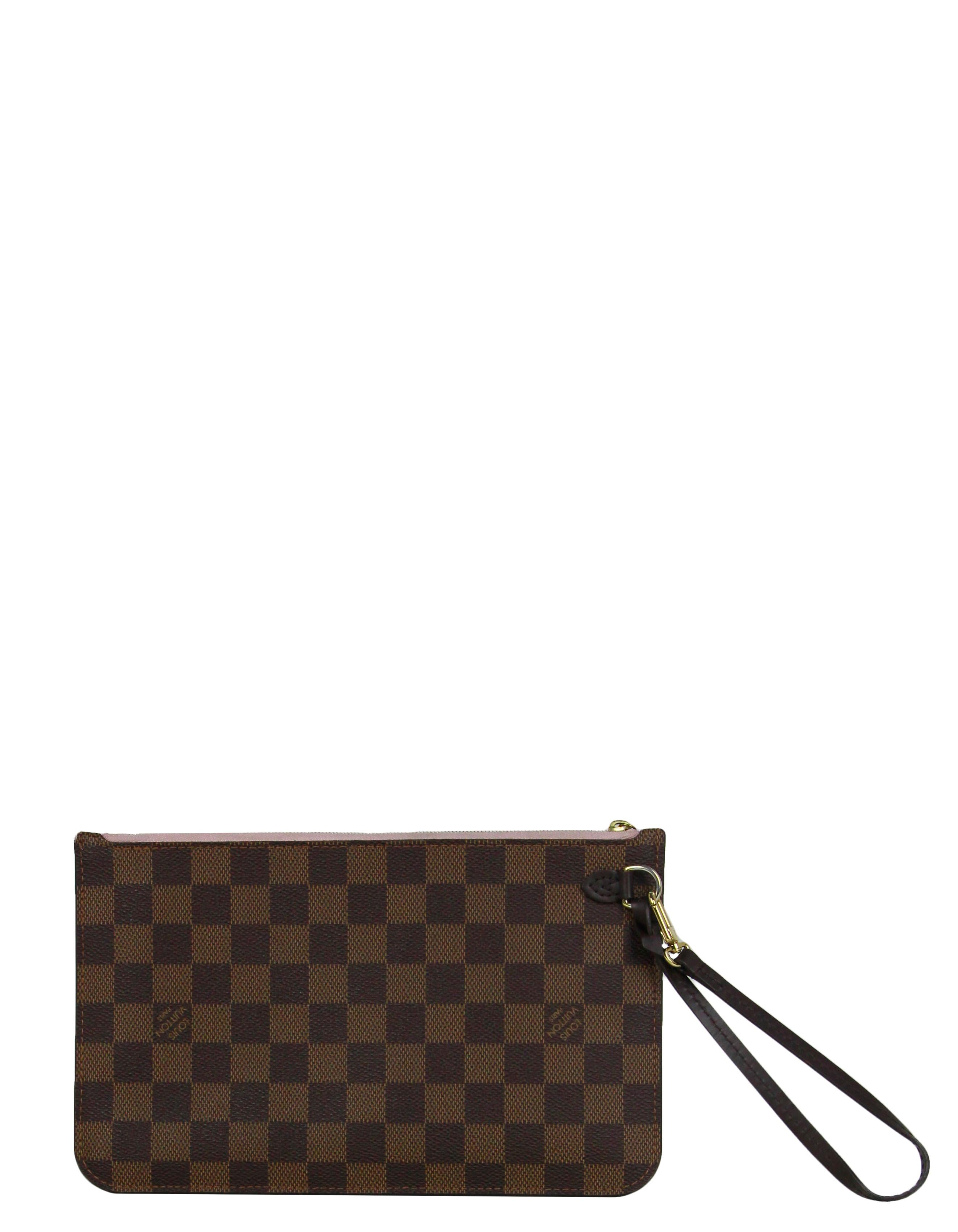 Louis Vuitton Damier Ebene Neverfull Pochette Handgelenkstasche

Hergestellt in: USA
Produktionsjahr: 2020
Farbe: Brauner Damast
Hardware: Goldtone
MATERIALIEN: Beschichtetes Segeltuch
Innenfutter: Rosa Segeltuch
Verschluss/Öffnung: