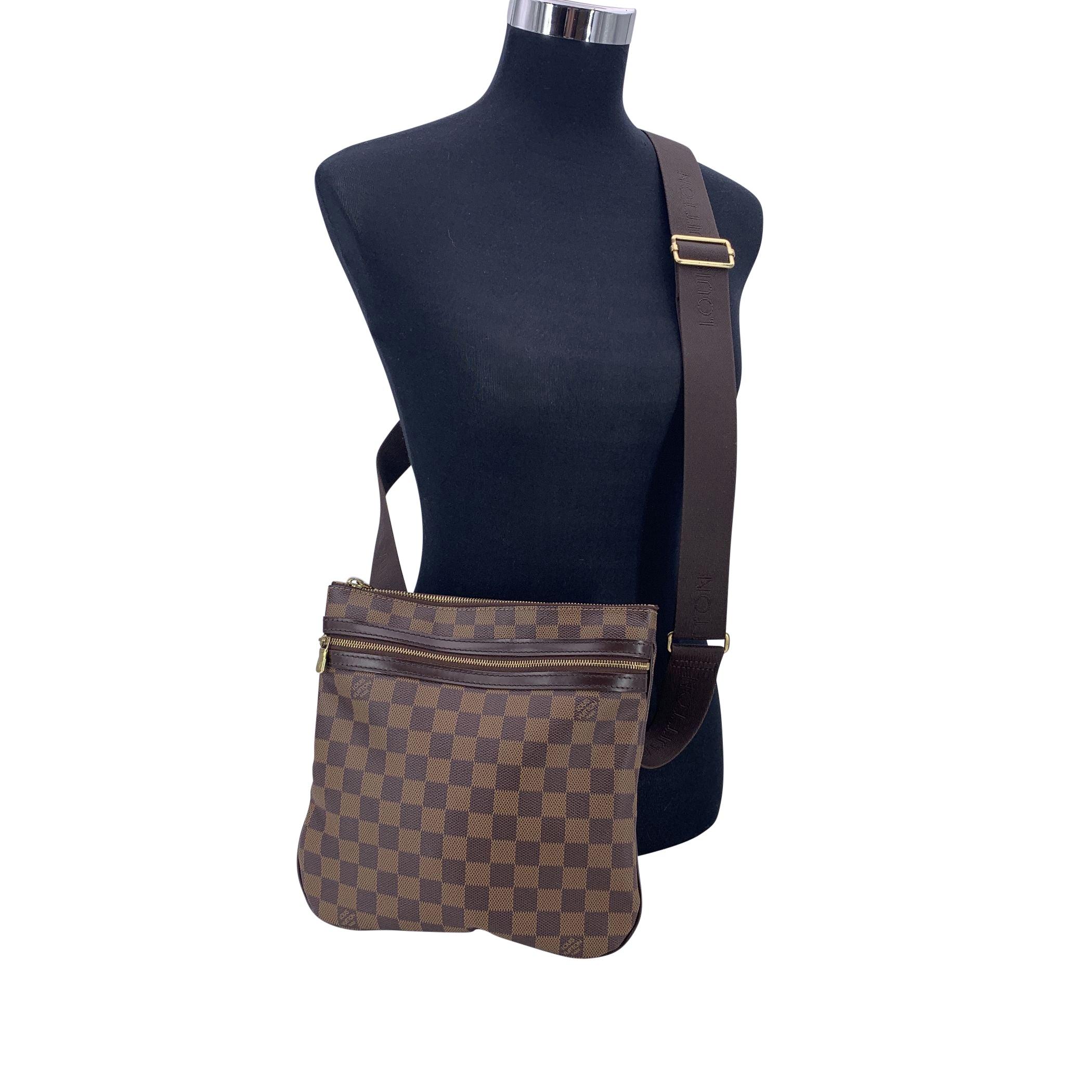 Questo bellissimo articolo sarà accompagnato da un certificato di autenticità fornito da Entrupy. Il certificato verrà fornito senza alcun costo aggiuntivo Entra nel mondo del lusso Louis Vuitton con l'iconica borsa messenger Pochette Bosphore.