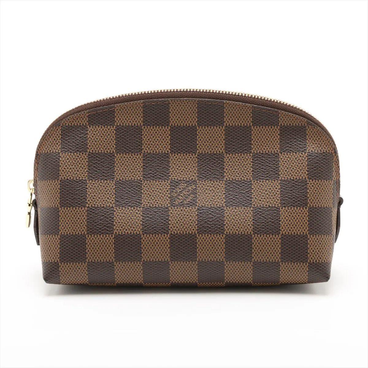 Die Louis Vuitton Damier Ebene Pochette Cosmetic PM ist ein praktisches und stilvolles Accessoire, das die zeitlose Eleganz des Hauses verkörpert. Sie ist aus dem charakteristischen beschichteten Canvas Damier Ebene mit Glattlederbesatz gefertigt