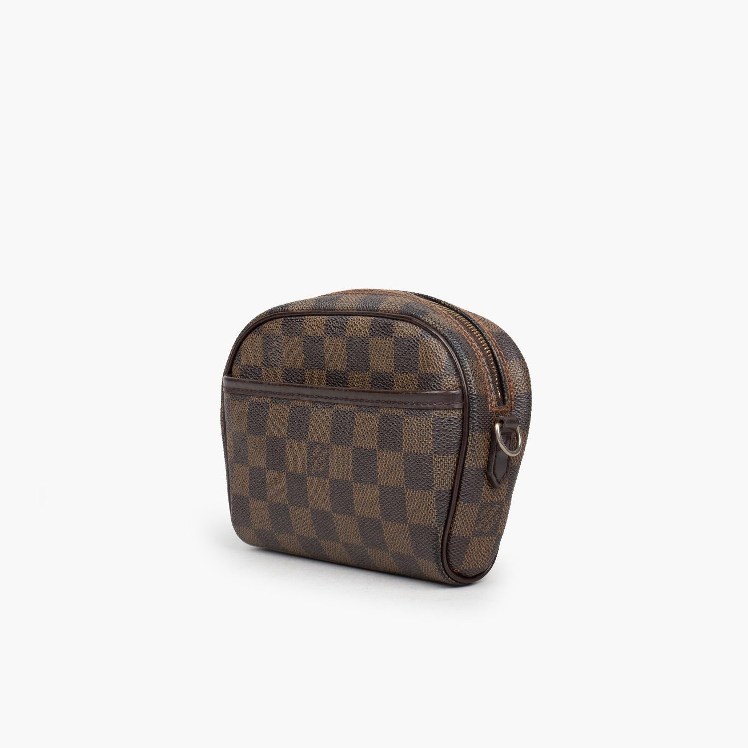 Louis Vuitton Damier Ebene Pochette Ipanema

– Brass hardware
– Brown coated canvas
– Tonal leather trim
– Single adjustable shoulder strap, single exterior pocket, alcantara lining with zip Closure at Top

Overall Preloved Condition: Very