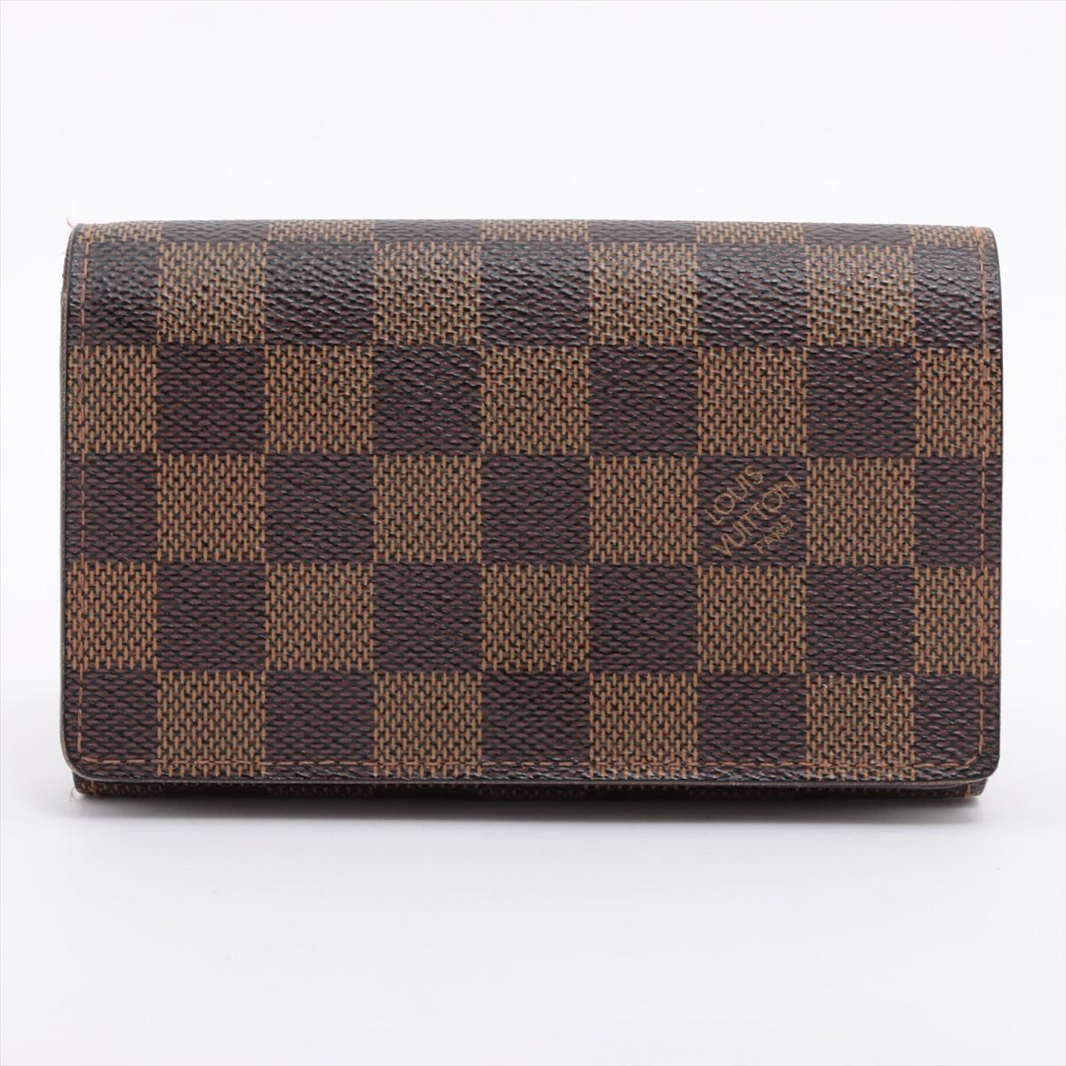 Le portefeuille Damier Ebene Porte Monnaie Billets Tresor de Louis Vuitton est un accessoire raffiné et pratique qui met en valeur l'élégance intemporelle de la toile Damier Ebene. Réalisé avec une attention méticuleuse aux détails, ce portefeuille
