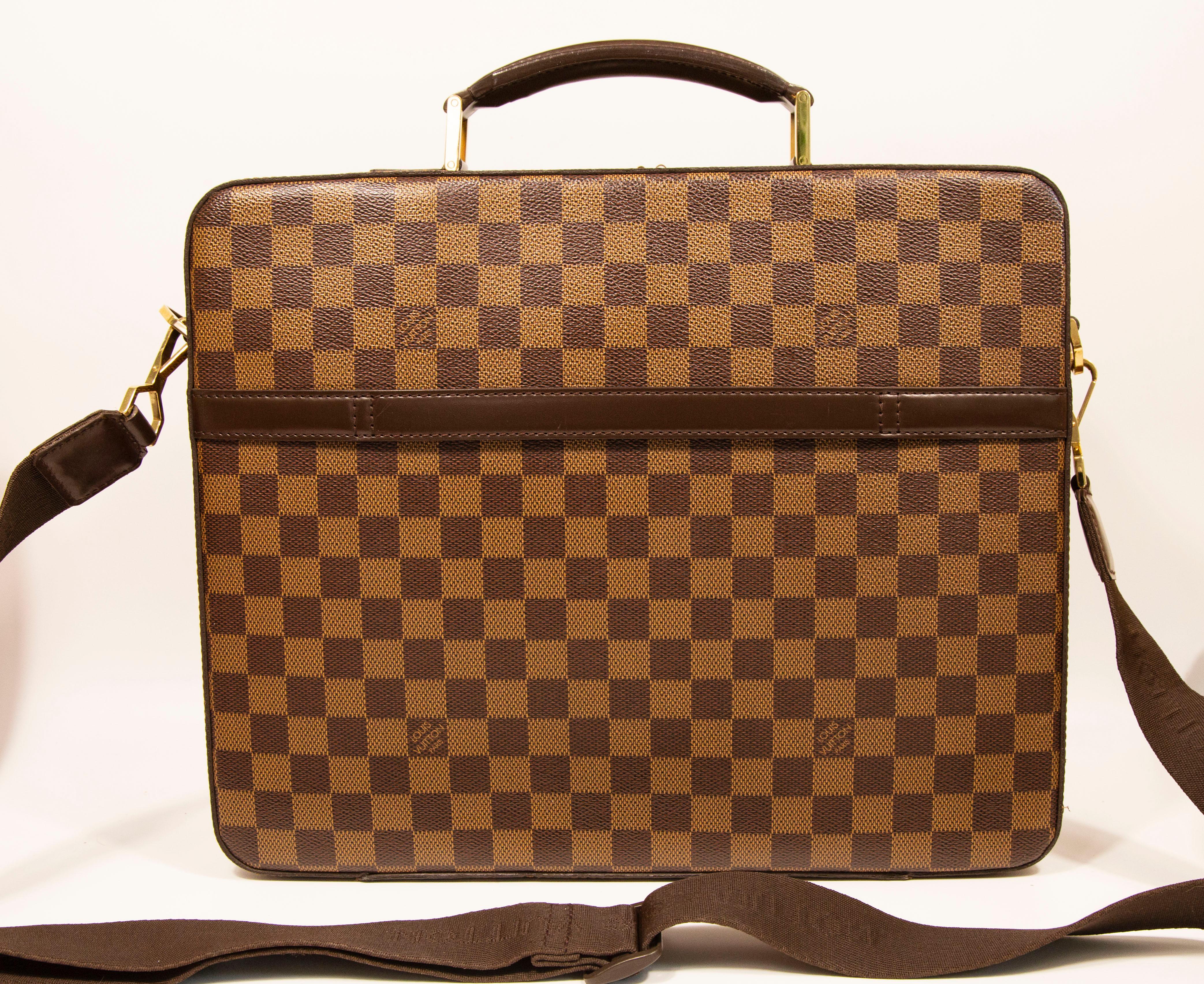 Louis Vuitton Porte Ordinateur Sabana document bag/ laptop bag made of vinyl coated canvas with Damier Ebene pattern and finish with brown smooth leather. The bag features a top handle and a detachable and an adjustable canvas shoulder strap (max.