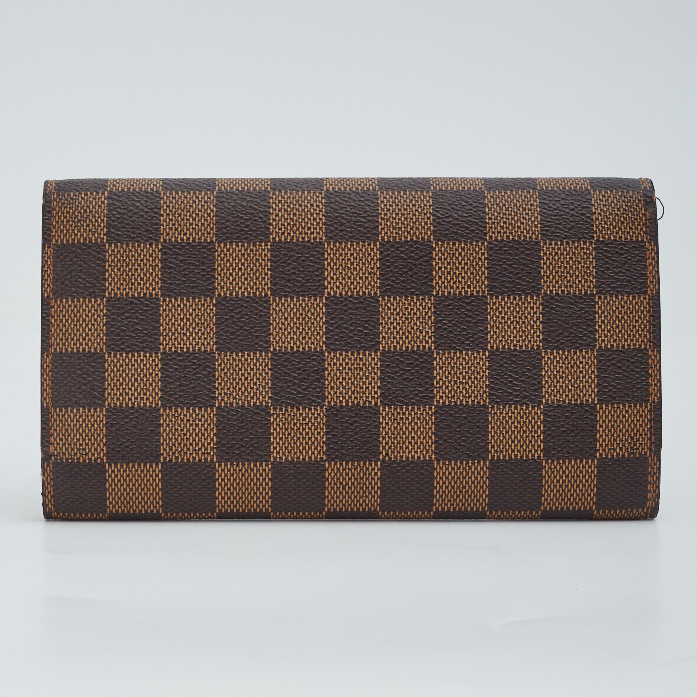 Color: Brown / damier ebène
Material: Coated canvas
Date Code: TH0094
Measures: H 4” x L 7” x D .8”
Condition: Very good. Pristine. Bad look rarely used and well stored. Light marks to interior.

Made in France