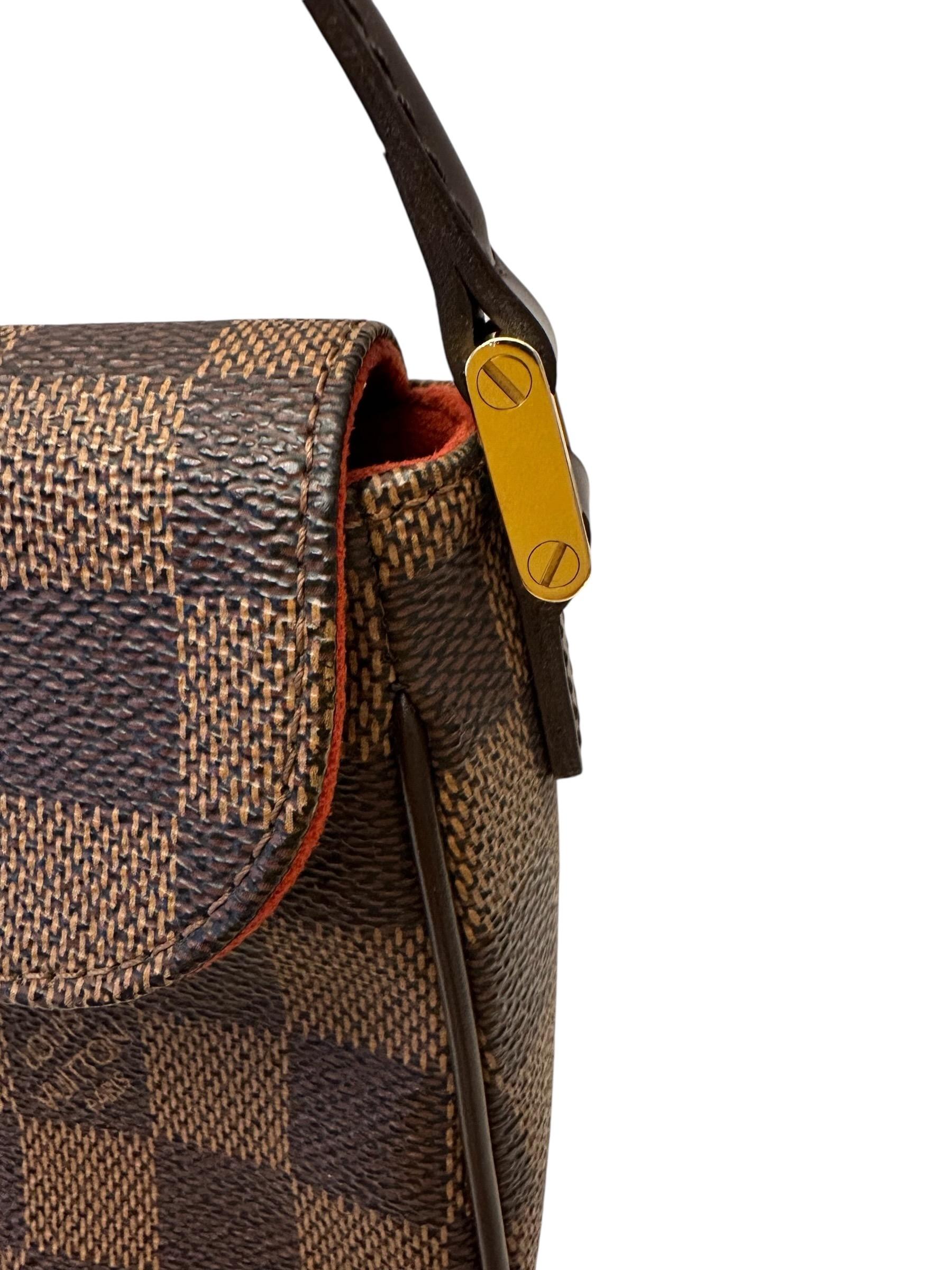 Ce modèle d'occasion mais non porté est un classique de la maison Louis Vuitton.
Confectionné dans l'iconique toile damier au coloris ébène, il se porte facilement à l'épaule en toutes saisons !
Convient à un grand téléphone.....

Année :