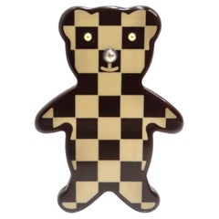 Damier Ebene Teddybär-Brosche aus Harz von Louis Vuitton