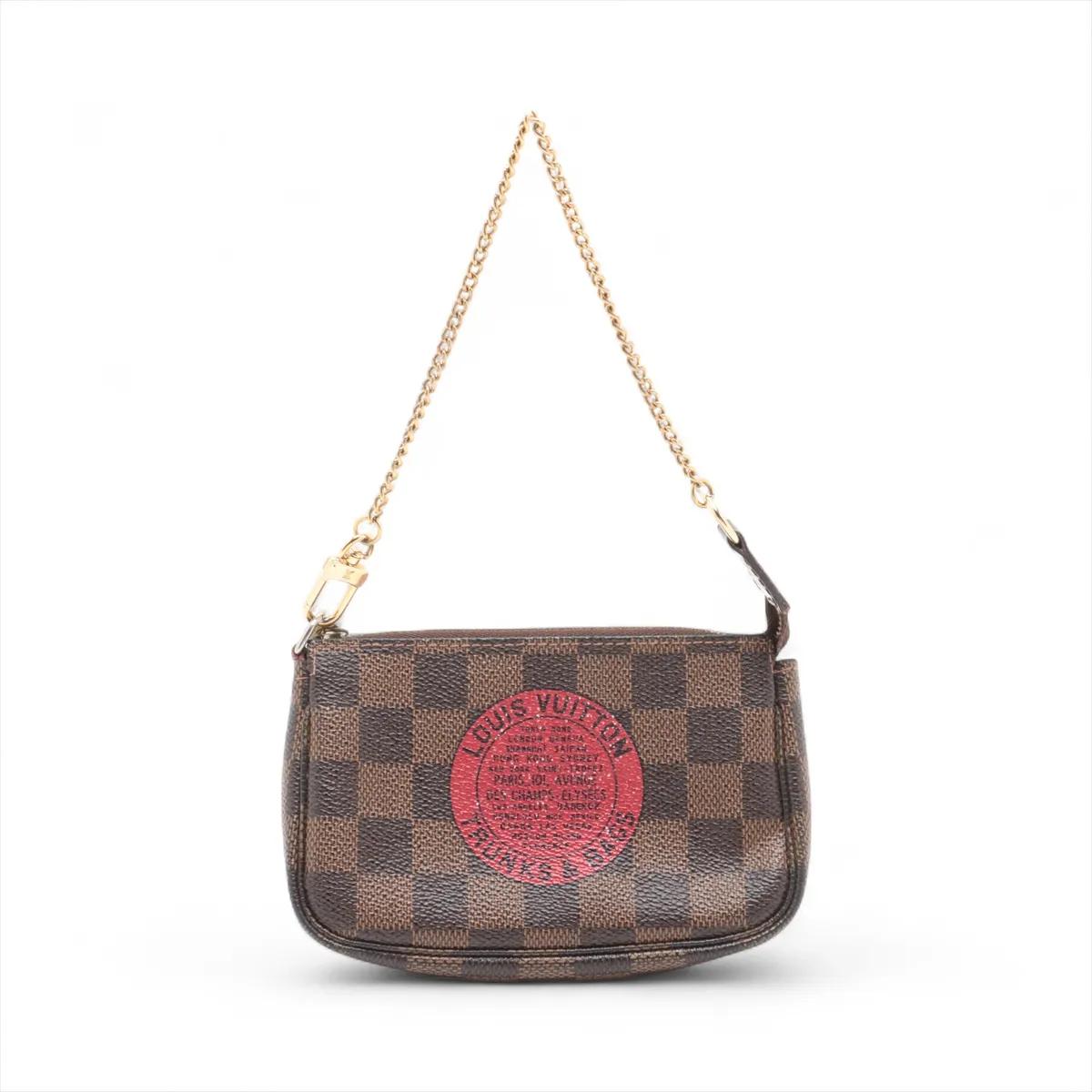 La Mini Pochette Accessoires Louis Vuitton Damier AT&T est une pièce de charme et de collection qui allie un design ludique à une élégance intemporelle. Confectionné en toile Damier, il arbore le vibrant motif Trunks & Bags, qui rend hommage à