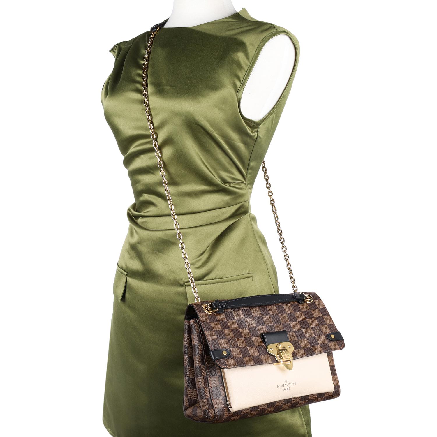 Authentique Louis Vuitton Damier Ebene Vavin PM Creme Crossbody Bag.

Il est composé d'une toile Damier Ebene rehaussée de cuir, d'un couvercle rabattable à fermeture magnétique, de ferrures dorées, d'une décalcomanie LV, d'une bandoulière à