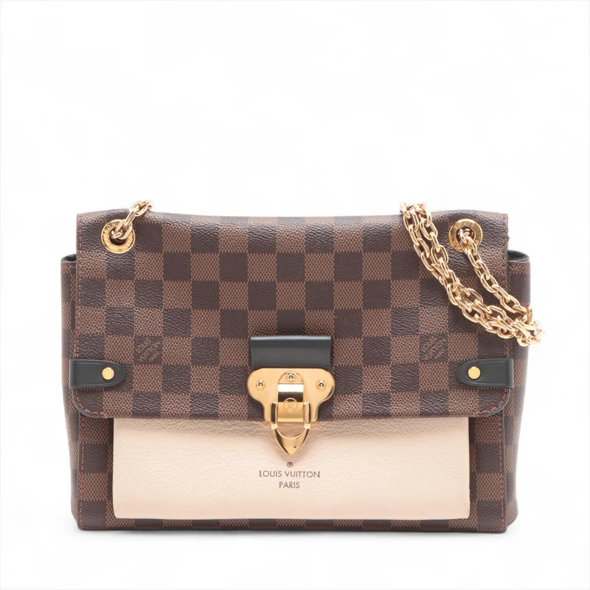 Die Louis Vuitton Damier Vavin PM ist eine schicke und strukturierte Handtasche, die zeitlose Eleganz mit moderner Zweckmäßigkeit verkörpert. Sie ist aus dem kultigen Damier-Canvas mit luxuriösem rosafarbenem Ballerine-Leder gefertigt und zeichnet
