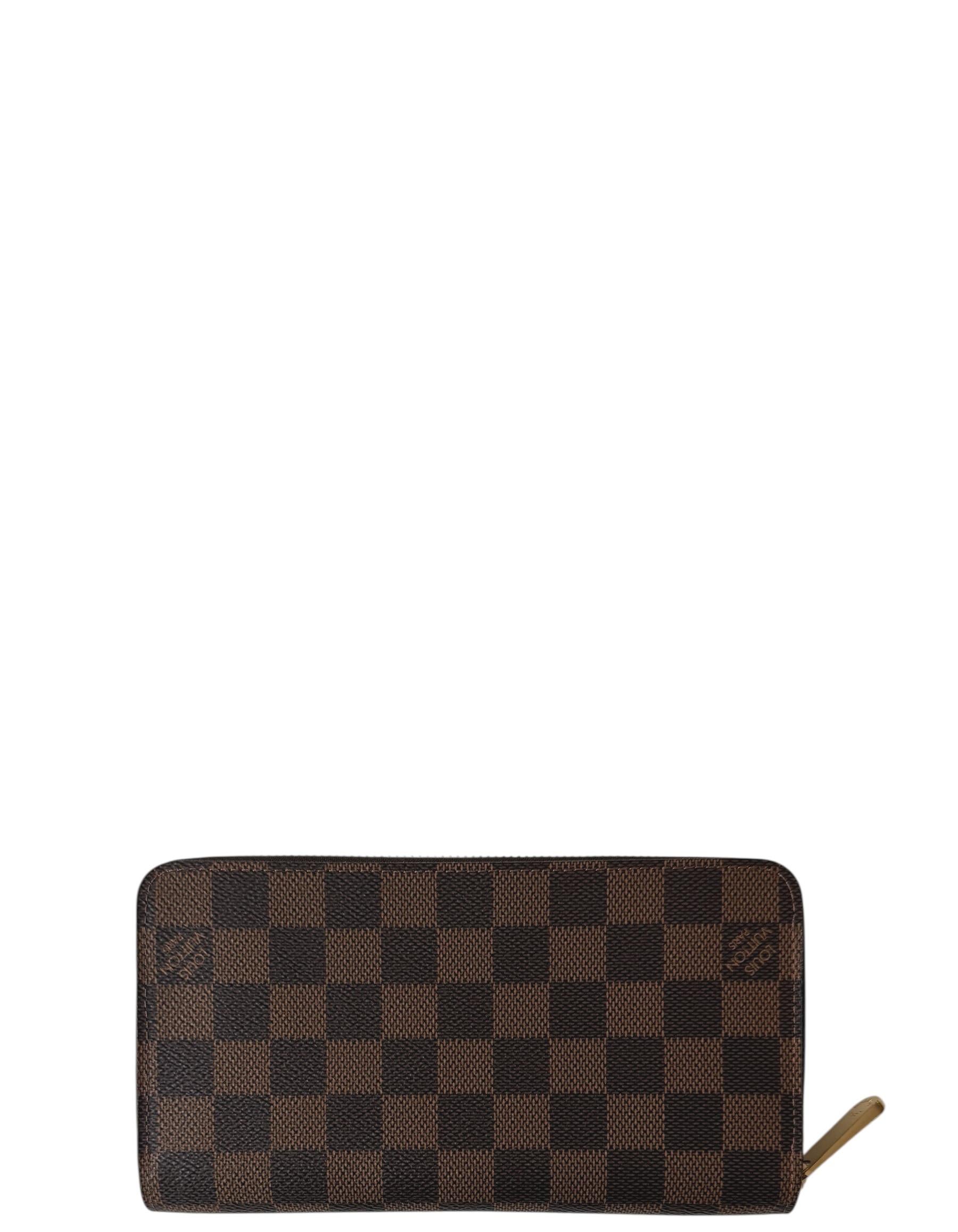 Portafoglio Zippy Louis Vuitton Damier Ebene con interno rosa

Colore: Marrone
Hardware: Oro
Materiali: Tela rivestita
Fodera: Pelle rosa
Chiusura/Apertura: Chiusura a zip
Tasca interna: 12 scomparti per carte di credito, 3 grandi scomparti a