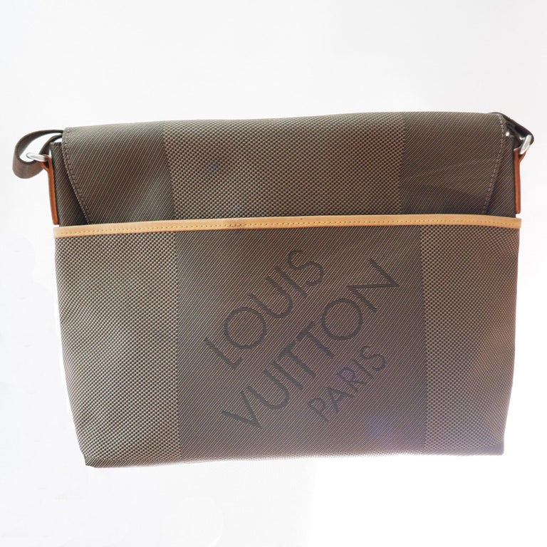 At Auction: Louis Vuitton, LOUIS VUITTON GRAY DAMIER GEANT NYLON