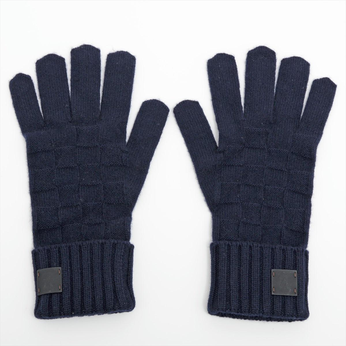 Die Louis Vuitton Damier Handschuhe aus Kaschmir in Marineblau sind ein luxuriöses und stilvolles Accessoire, das Mode und Wärme nahtlos miteinander verbindet. Die Handschuhe sind mit einem ikonischen Damier-Muster versehen, das das zeitlose und