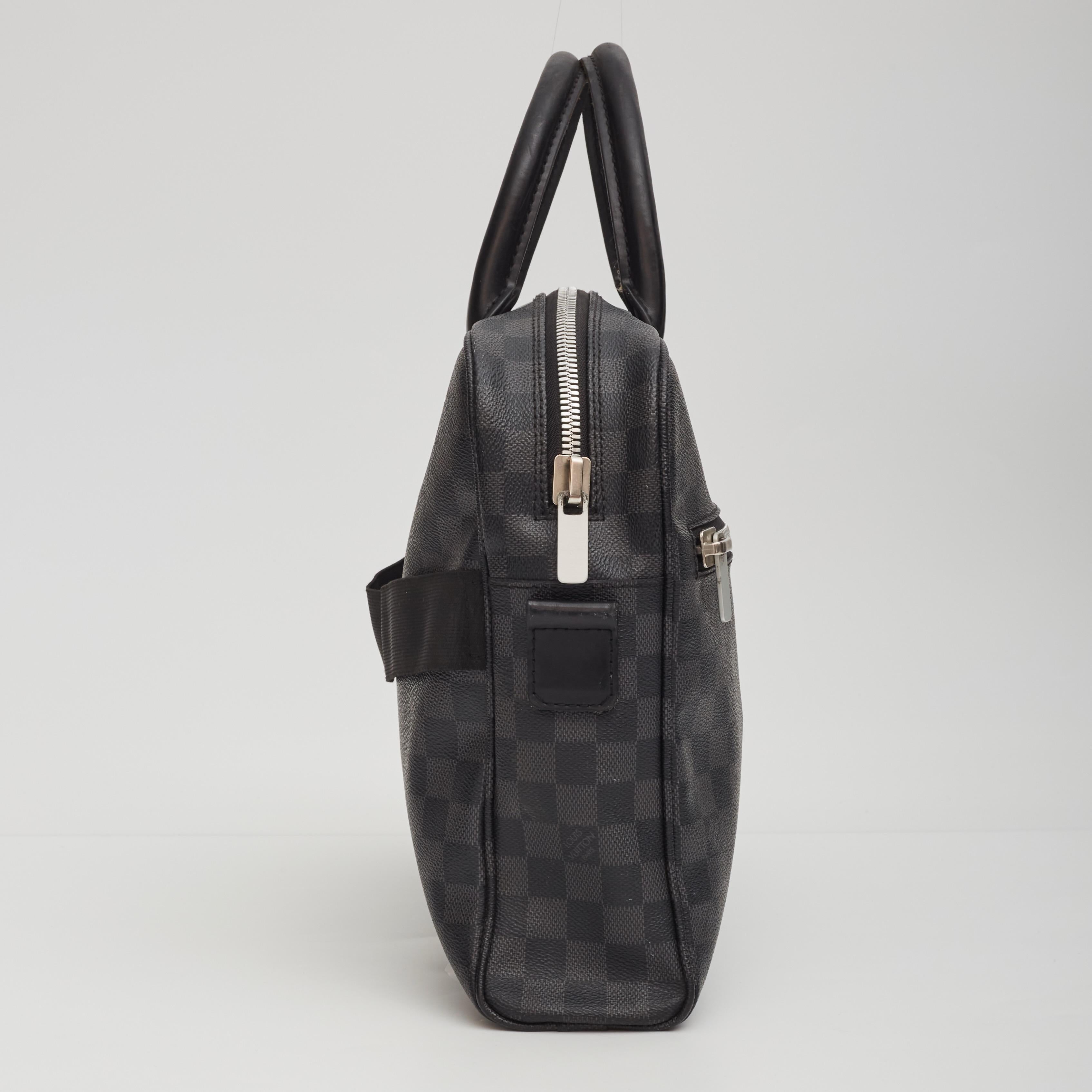 Louis Vuitton Damier Graphite Briefcase Bag (2015) In Fair Condition For Sale In Montreal, Quebec