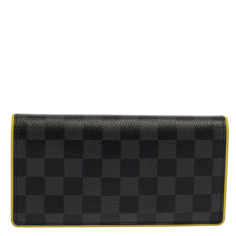 Be the trendsetter around town with this impressive Damier Graphite coated canvas wallet. Suave and stylish, this wallet from Louis Vuitton effortlessly fits in all your essentials. The rich hue of this stylish wallet makes you stand out wherever