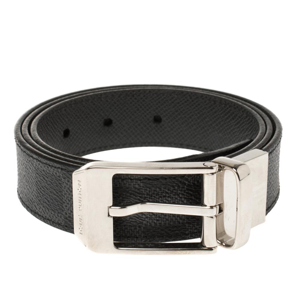 Light up your belt collection by adding this buckle belt from Louis Vuitton. Made from Damier Graphite coated canvas, it features a well-designed pin buckle in silver-tone, accompanied by a single metal loop. This belt will look ideal with both your