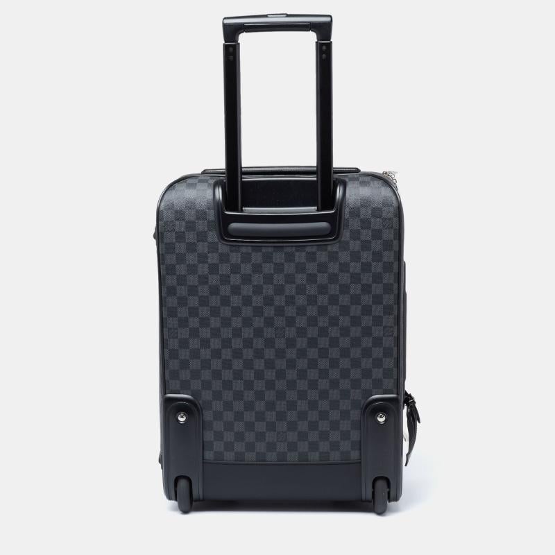 Say hello to your new traveling partner from Louis Vuitton. This Pegase Legere 55 luggage bag is a practical investment you must make. Crafted meticulously using Damier Graphite canvas, this bag features silver-tone fittings and a capacious
