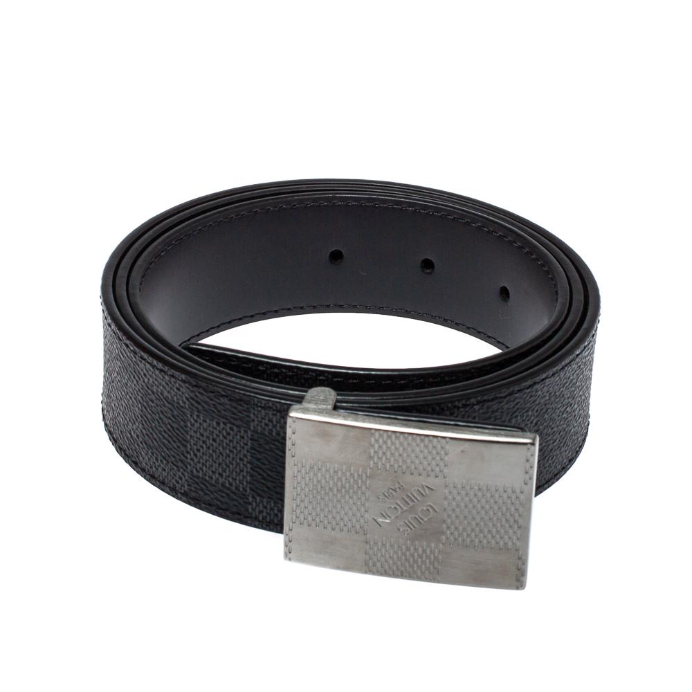 Elevate the charm of your outfits with this fashionable reversible belt from Louis Vuitton. Sporting a signature look, this belt is crafted from Damier Graphite canvas. It has a buckle in silver-tone hardware that is laid with the Louis Vuitton