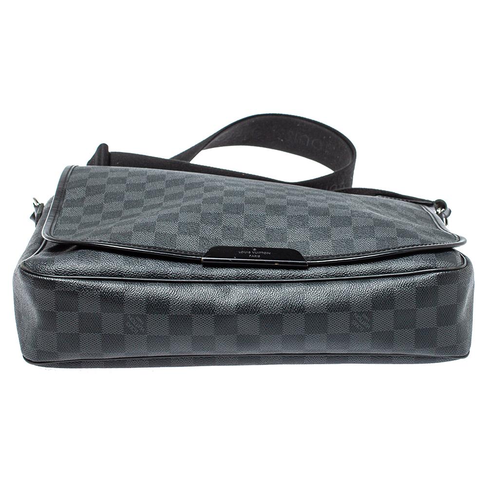 Louis Vuitton Damier Graphite Canvas Daniel MM Messenger Bag In Good Condition In Dubai, Al Qouz 2