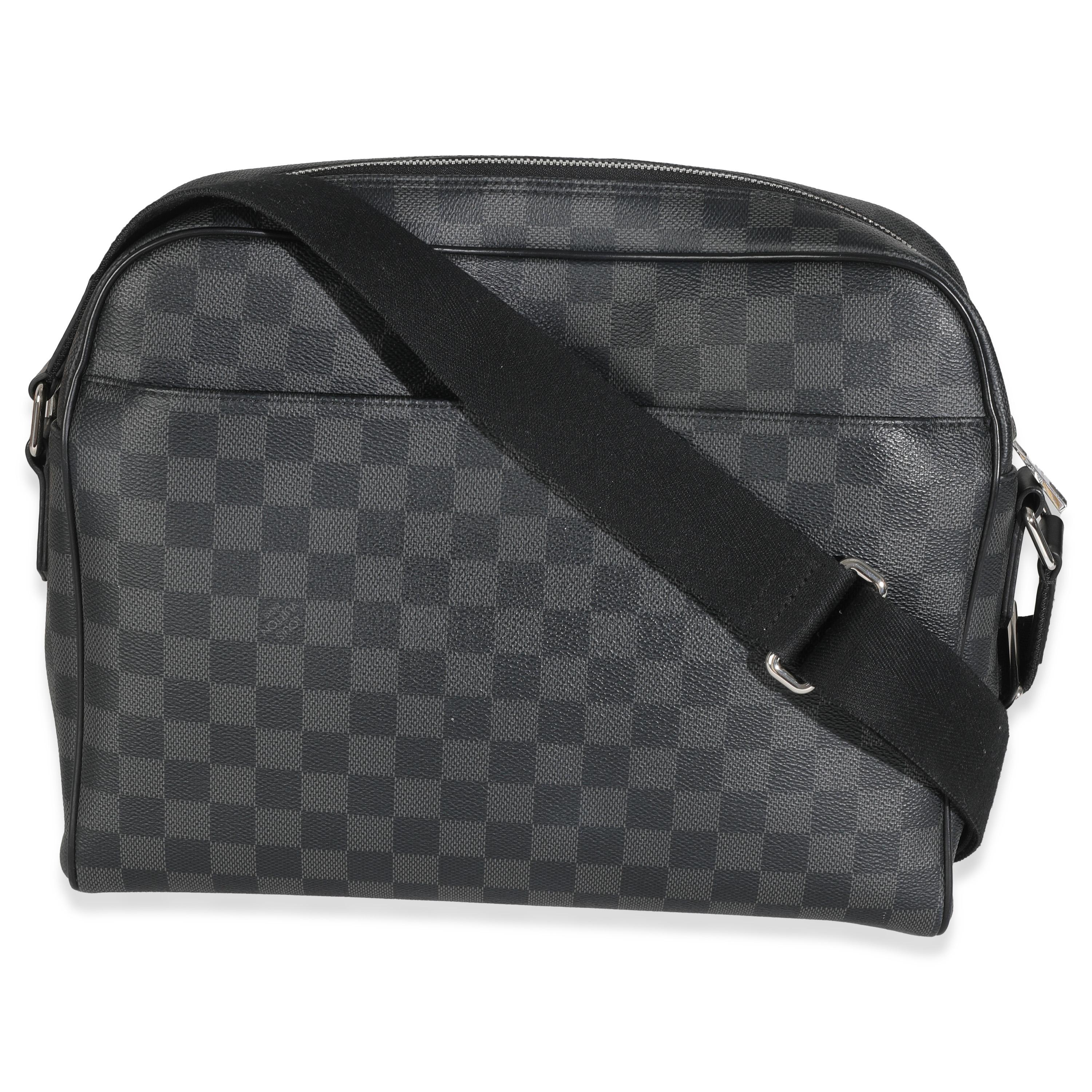 Titolo dell'elenco: Louis Vuitton Damier Graphite Canvas Dayton PM
SKU: 147238
Condizioni: Usato 
Condizioni della borsa: Molto buono
Commenti sulle condizioni: L'articolo è in ottime condizioni con lievi segni di usura.  Pilling lungo il cinturino.