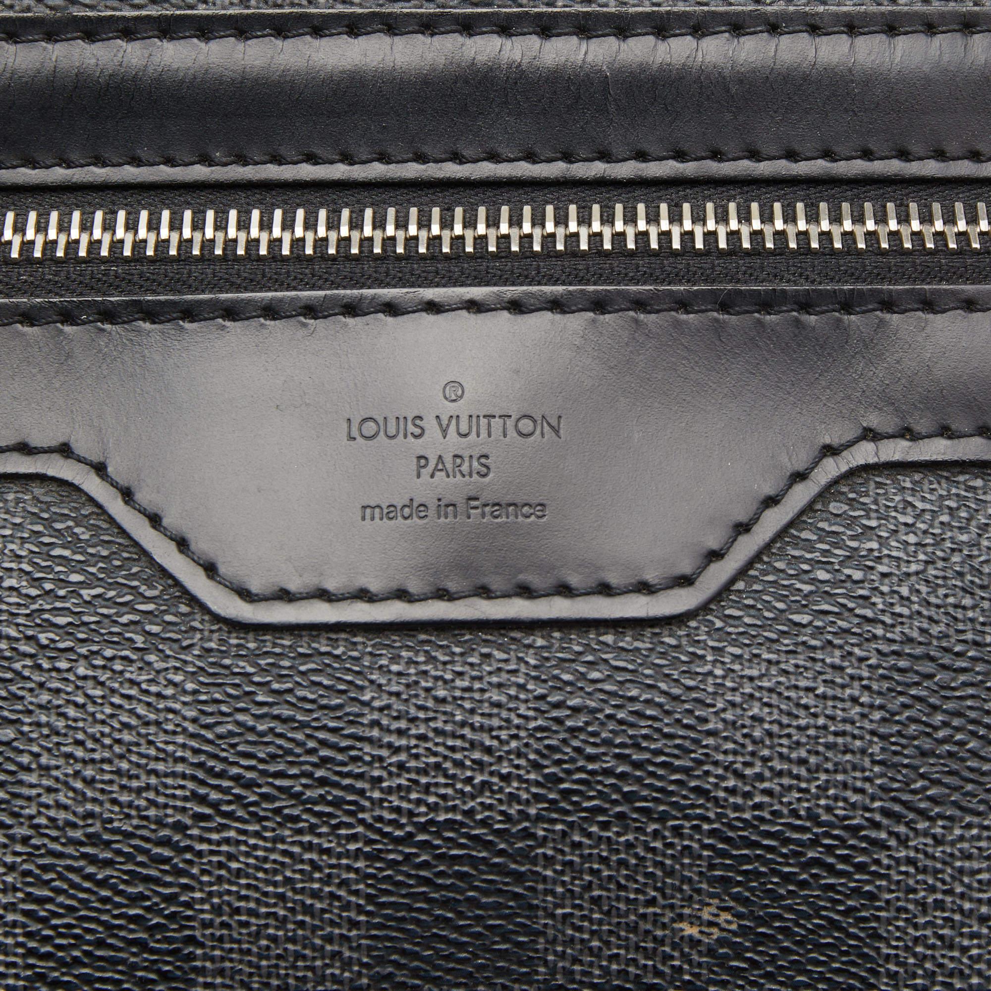 Louis Vuitton Damier Graphite Canvas District MM Bag In Good Condition In Dubai, Al Qouz 2