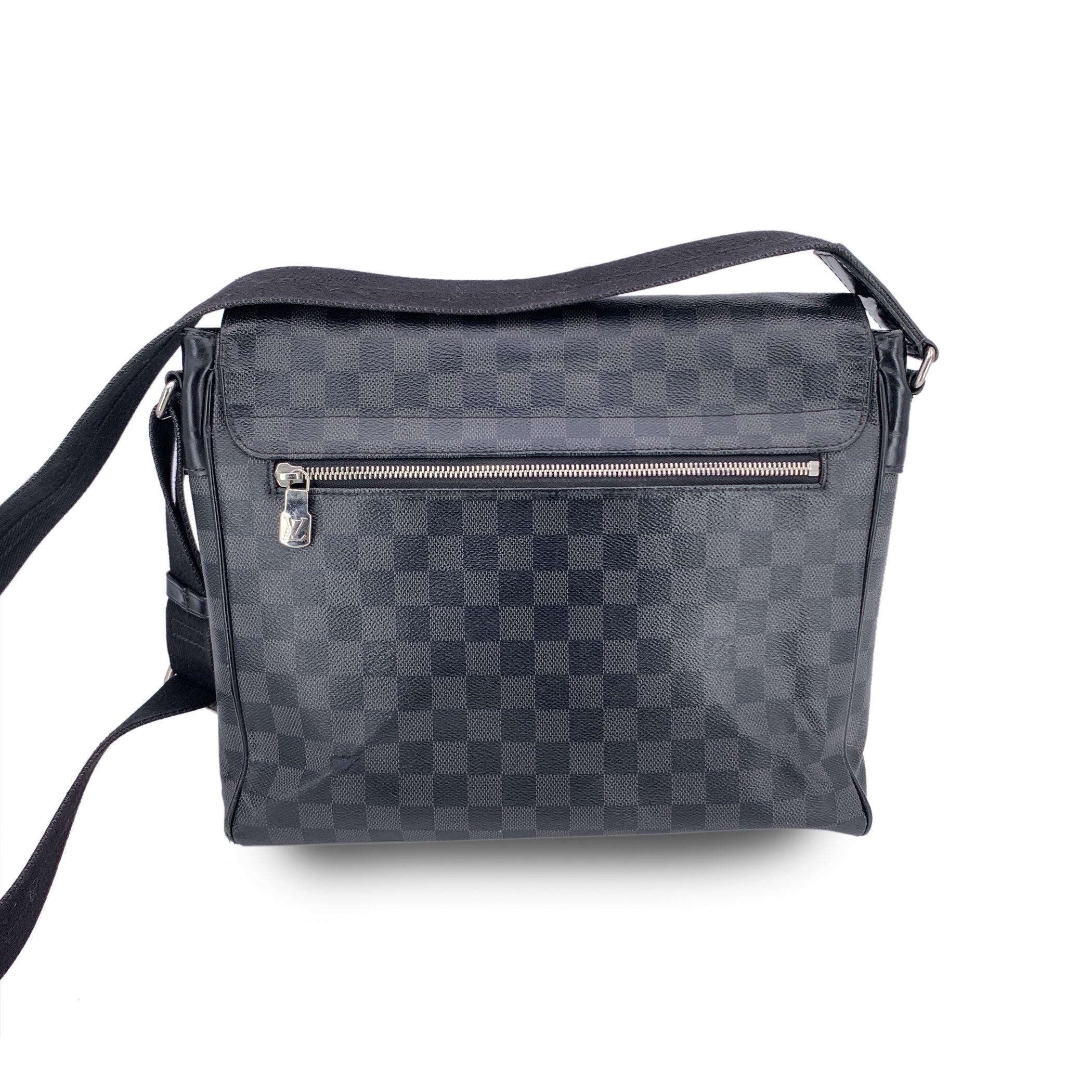 Black Louis Vuitton Damier Graphite Canvas District MM Messenger Bag For Sale
