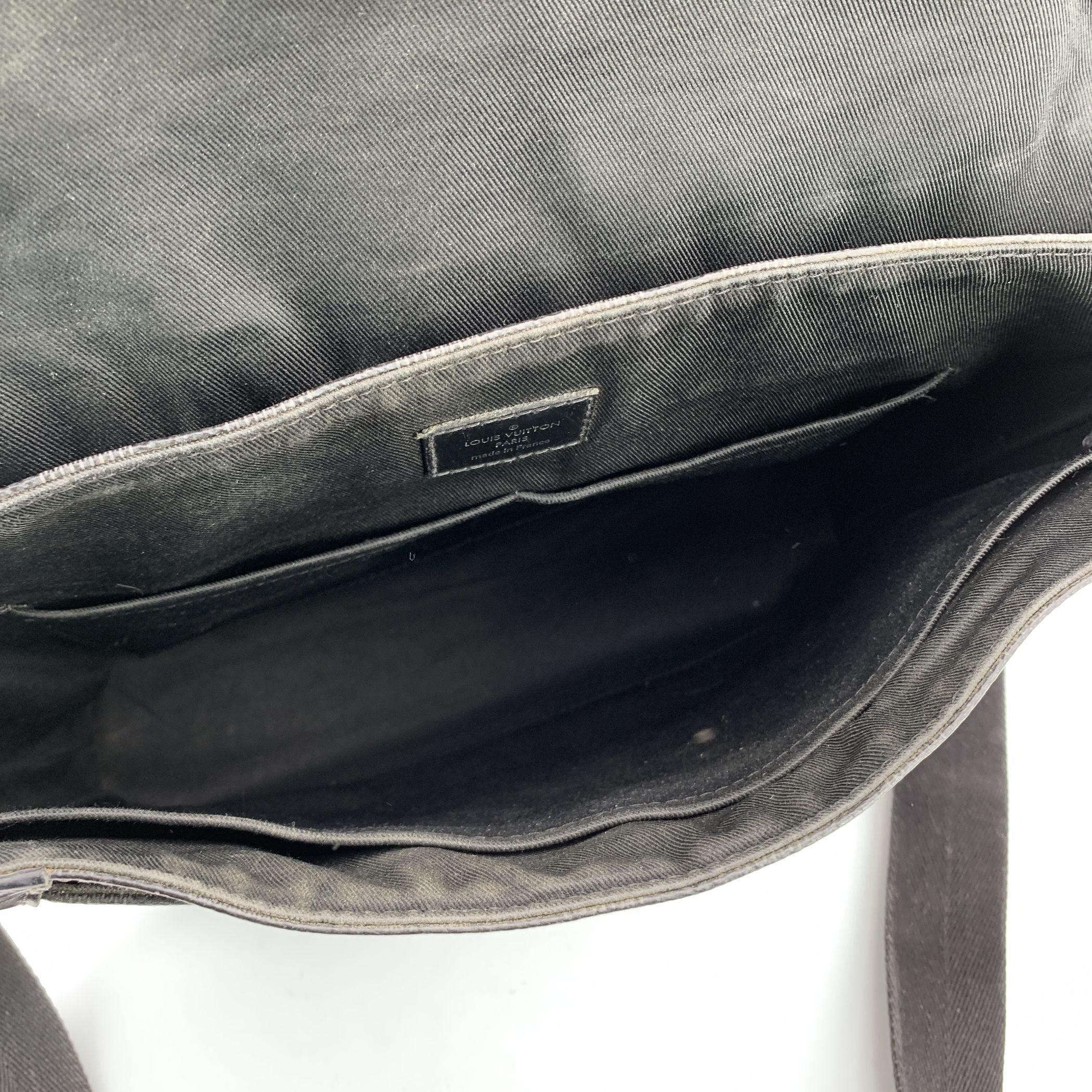 Louis Vuitton Damier Graphite Canvas District MM Messenger Bag For Sale 1