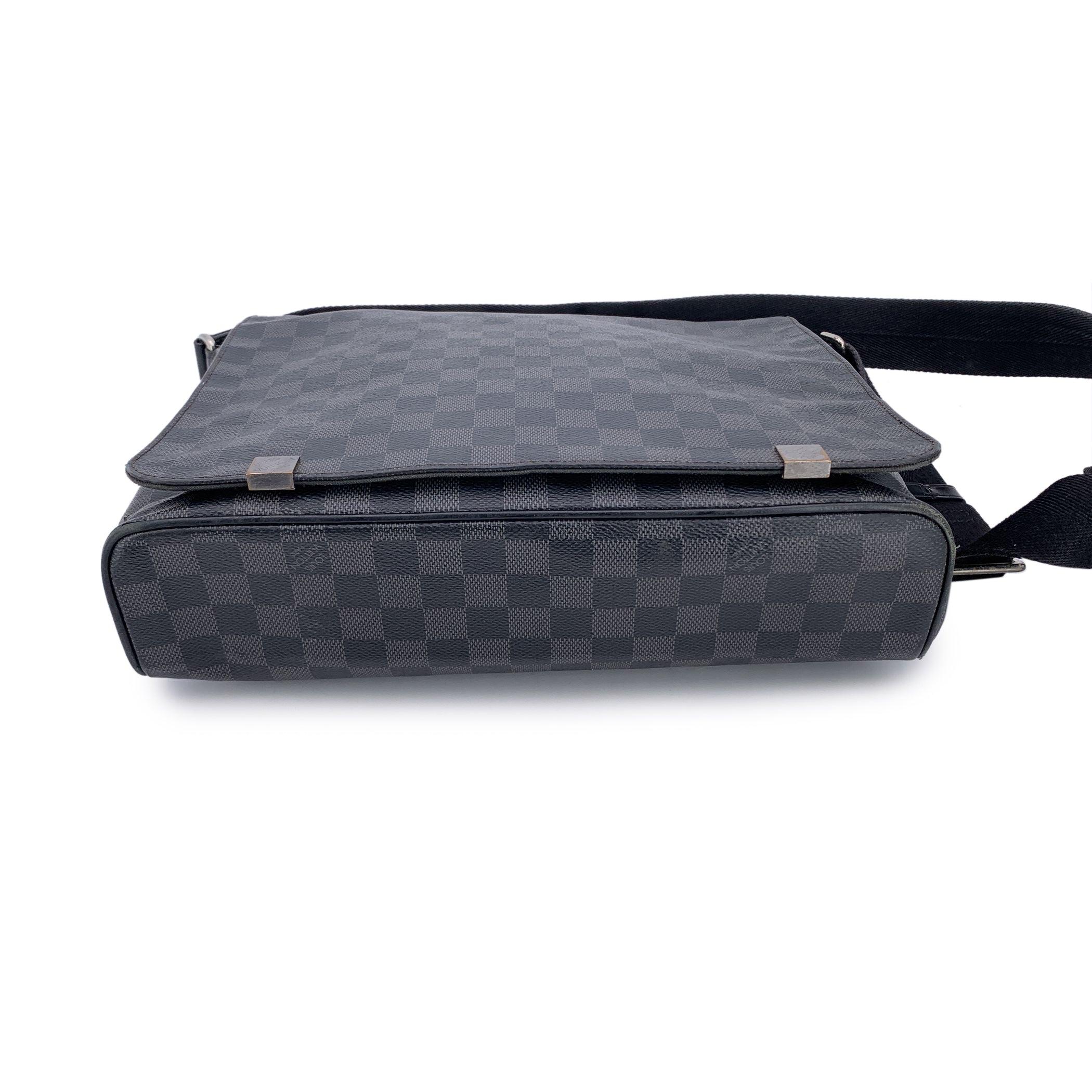 Louis Vuitton Damier Graphite Canvas District MM Messenger Bag For Sale 2